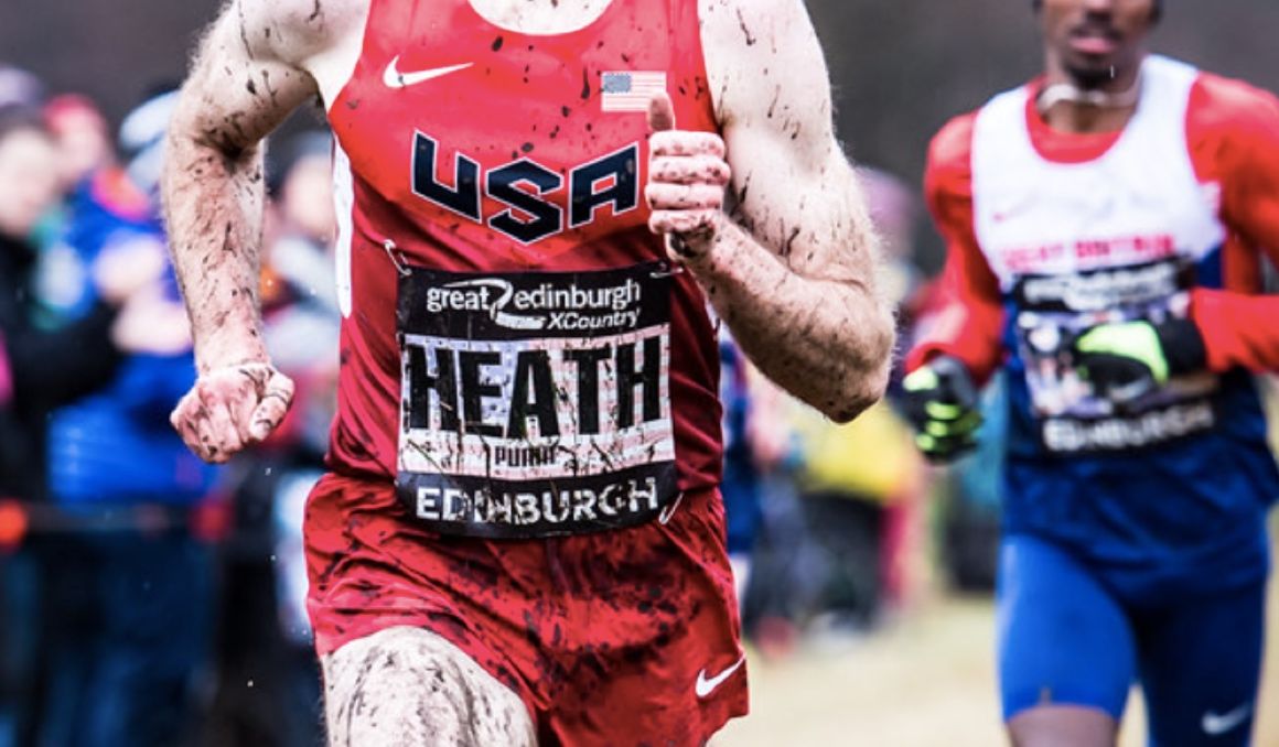 Una imagen del Cross de Edimburgo con la camiseta de Estados Unidos que portaba Garrett Heath manchada por el barro. JOHN LAWSON.
