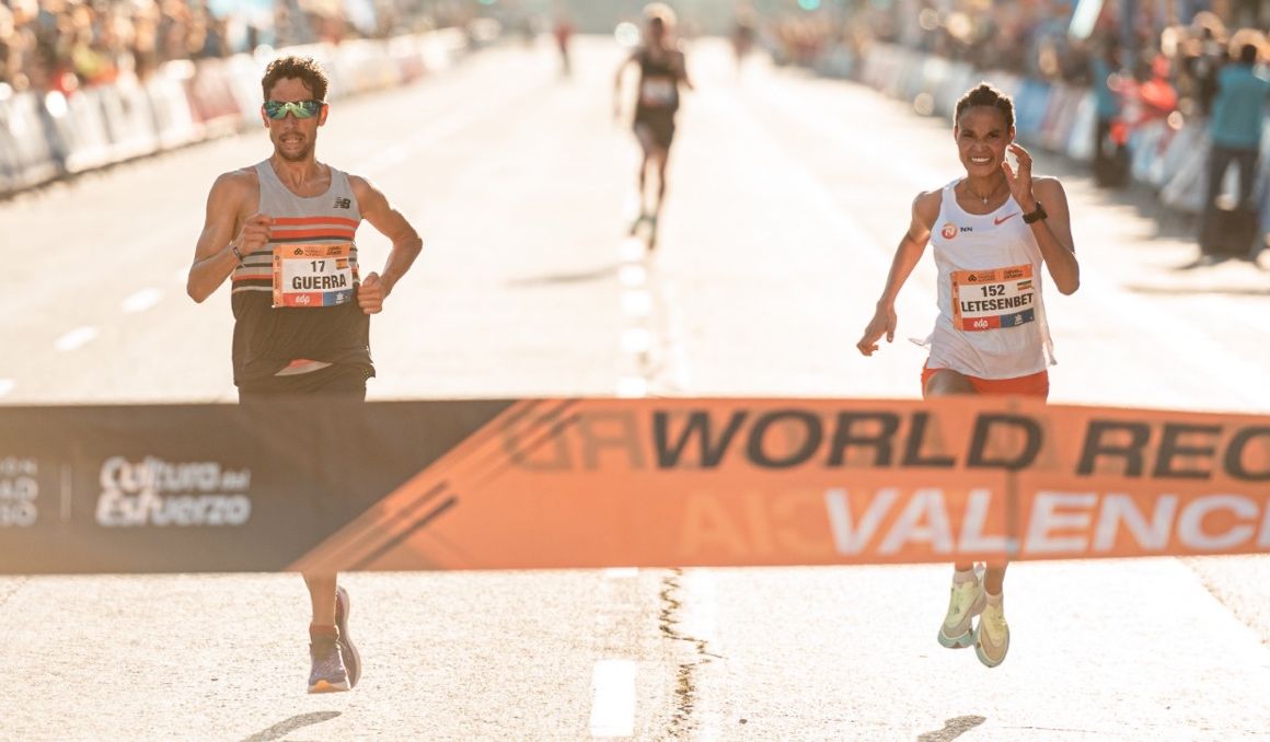 Una imagen del espectacular final que protagonizaron Javi Guerra y Letesenbet Gidey en el Medio Maratón de Valencia Trinidad Alfonso EDP.