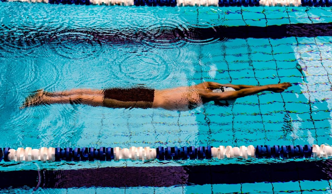 La natación es una buena alternativa para mantener el estado de forma y la fuerza sin lesionarnos.