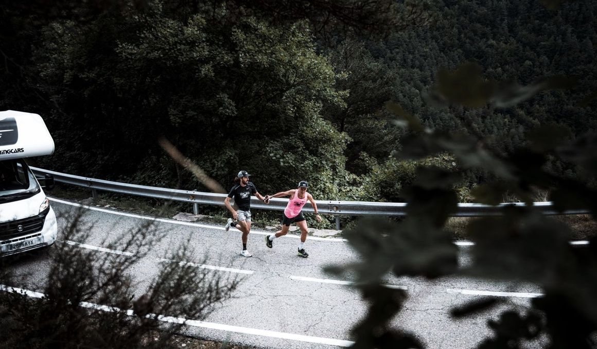 Una caravana y corredores dándose relevos para unir Madrid con Barcelona. PIGEONS RUNNERS.