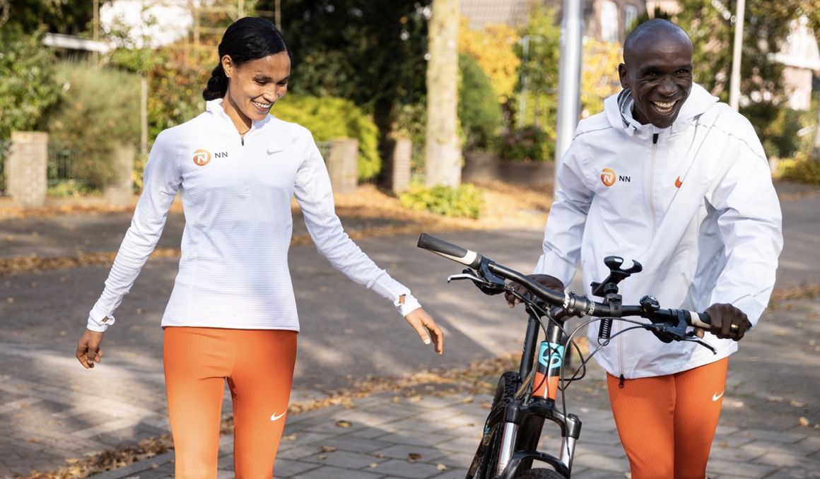 Eliud Kipchoge y Letesenbet Gidey durante su mañana ciclista. NN RUNNING TEAM.