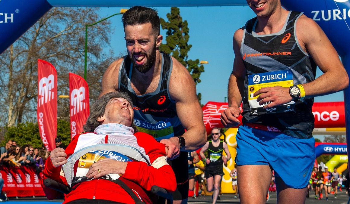 Eric Domingo junto a su madre en el Zurich Maratón de Sevilla 2020. JJ ÚBEDA.