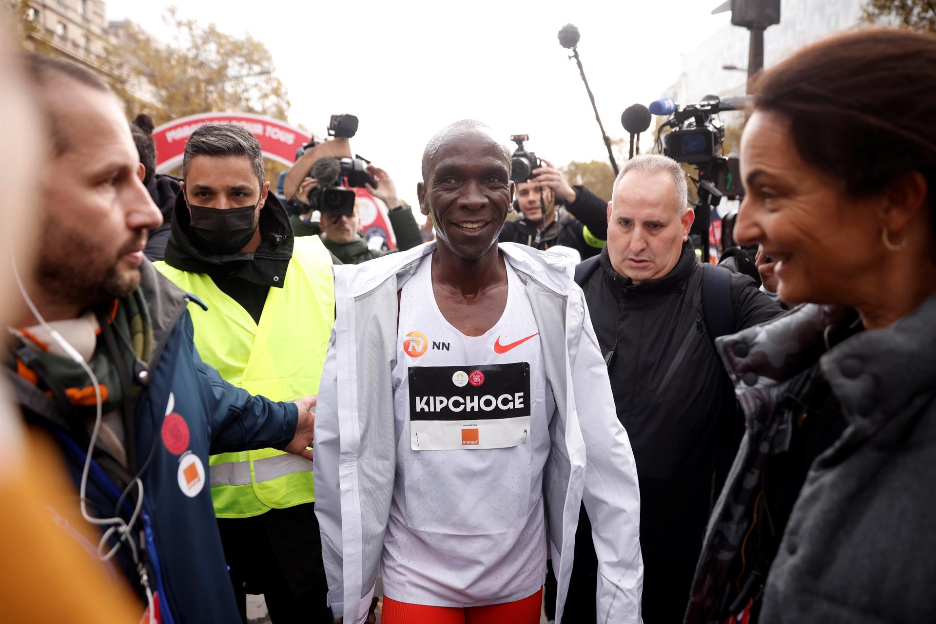 Eliud Kipchoge durante la carrera de promoción de los Juegos Olímpicos de París 2024. EFE. Eliud Kipchoge durante la carrera de promoción de los Juegos Olímpicos de París 2024. EFE.