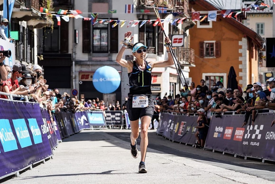 Anna Comet entrando en la meta de OCC UTMB