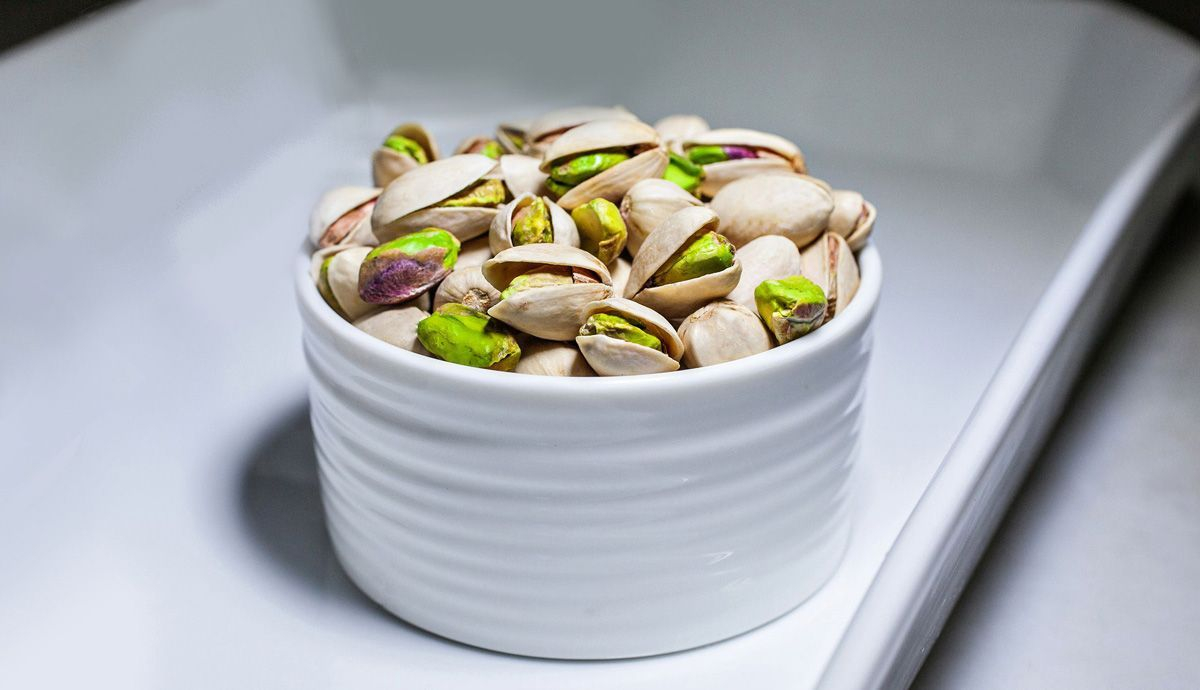 Una ración de pistachos tiene 6 g de proteína Una ración de pistachos tiene 6 g de proteína