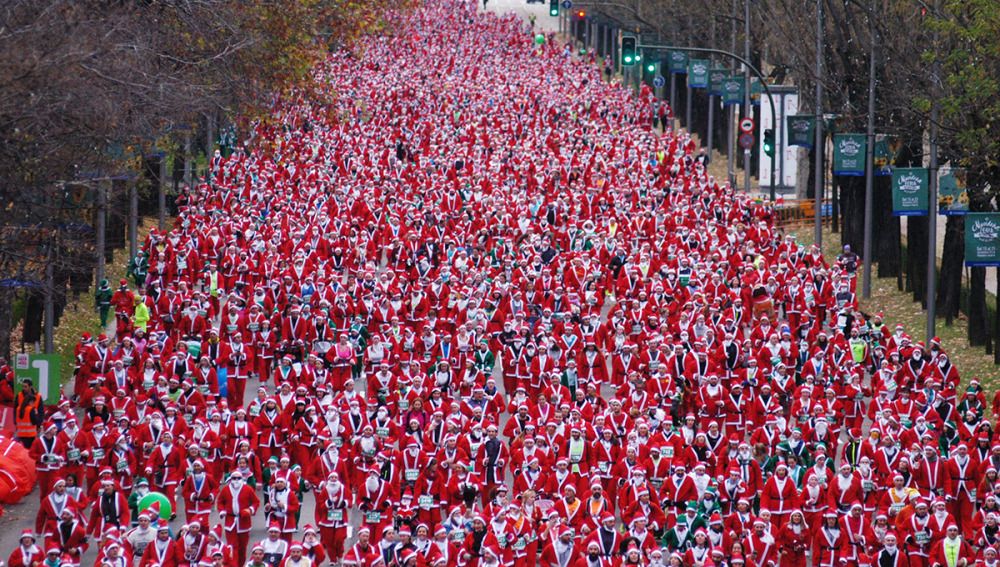 Espectacular Imagen de la última edición de la Carrera de Papa Noel El Corte Inglés en Madrid