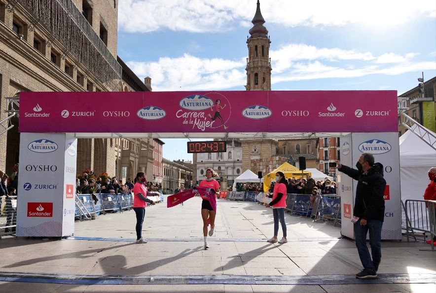 Entrada en meta de Shirley Tap, ganadora de la Carrera de la Mujer Central Lechera Asturiana 2021