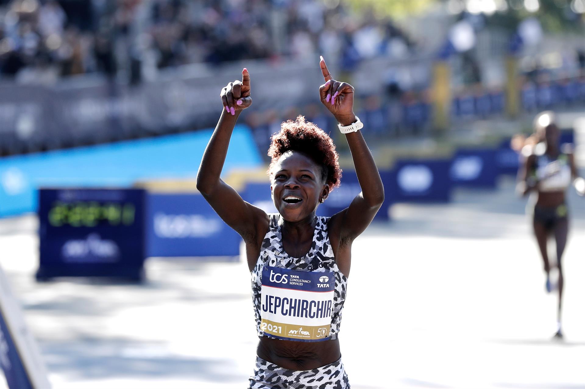 La atleta keniana Peres Jepchirchir celebra tras ganar el maratón de Nueva York, este 7 de noviembre de 2021. EFE.