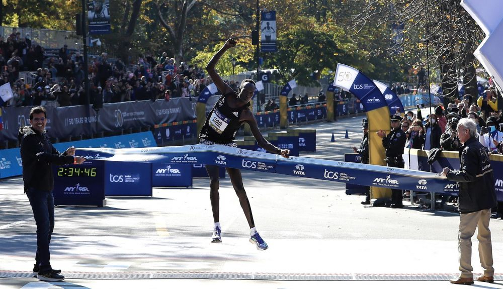 El atleta keniano Albert Korir cruza la meta para ganar el maratón de Nueva York, este 7 de noviembre de 2021. EFE.