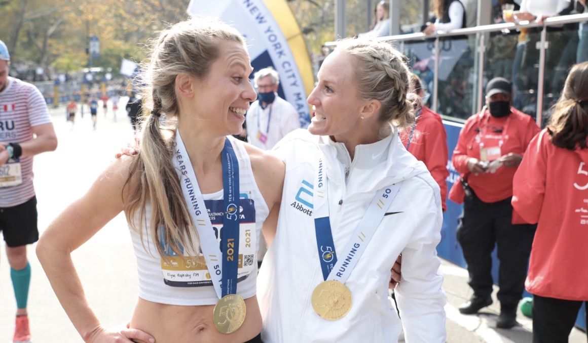 Flanagan, en la meta del maratón de Nueva York, junto con la escritora Elyse Kopecky. NYC MARATHON.