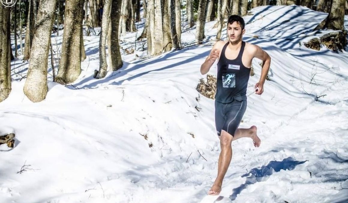 Un español bate el récord mundial de media maratón sobre nieve…¡descalzo!