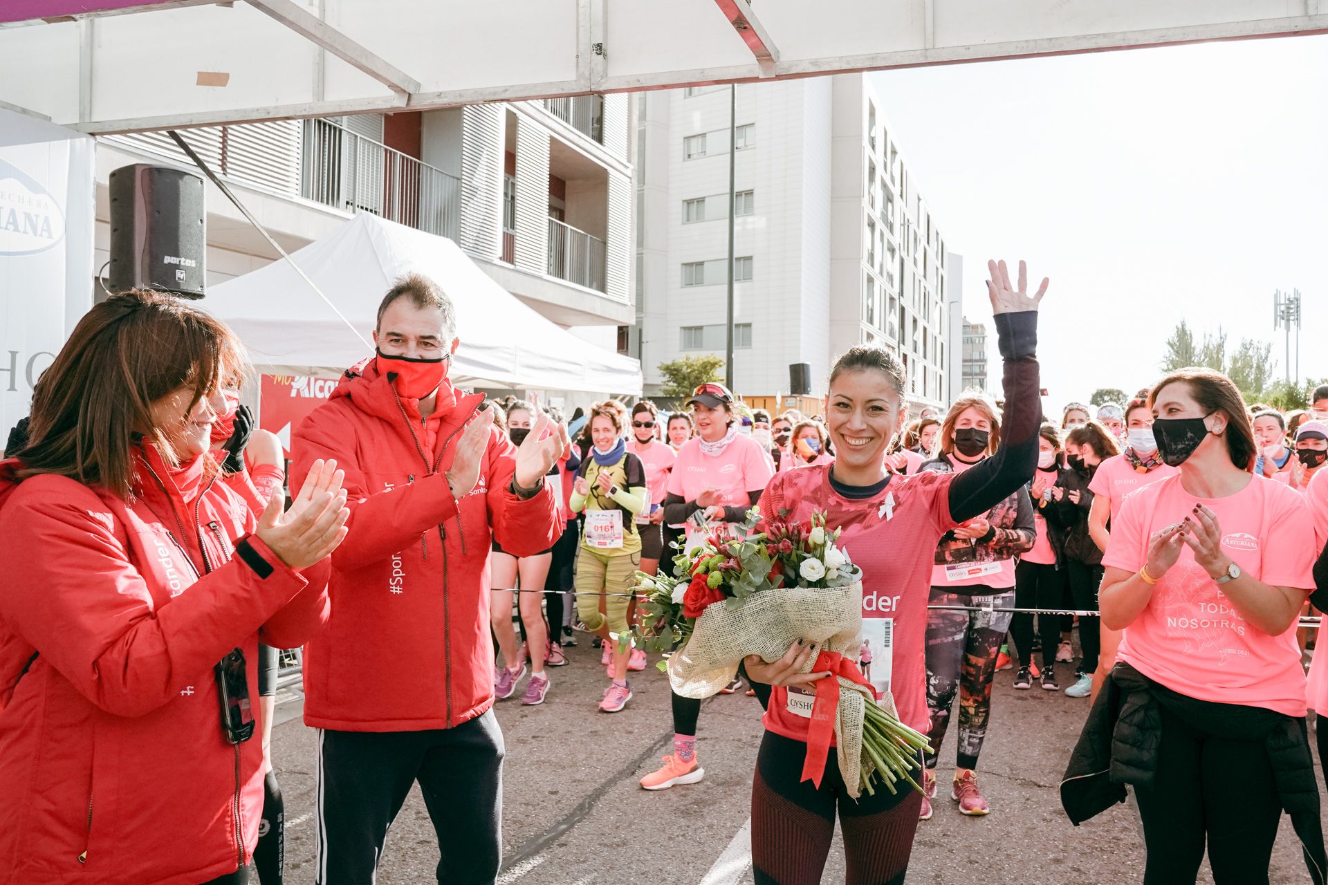 Las mejores fotos de la Carrera de la Mujer Central Lechera Asturiana Zaragoza 2021 (HOMENAJES EN LA SALIDA)