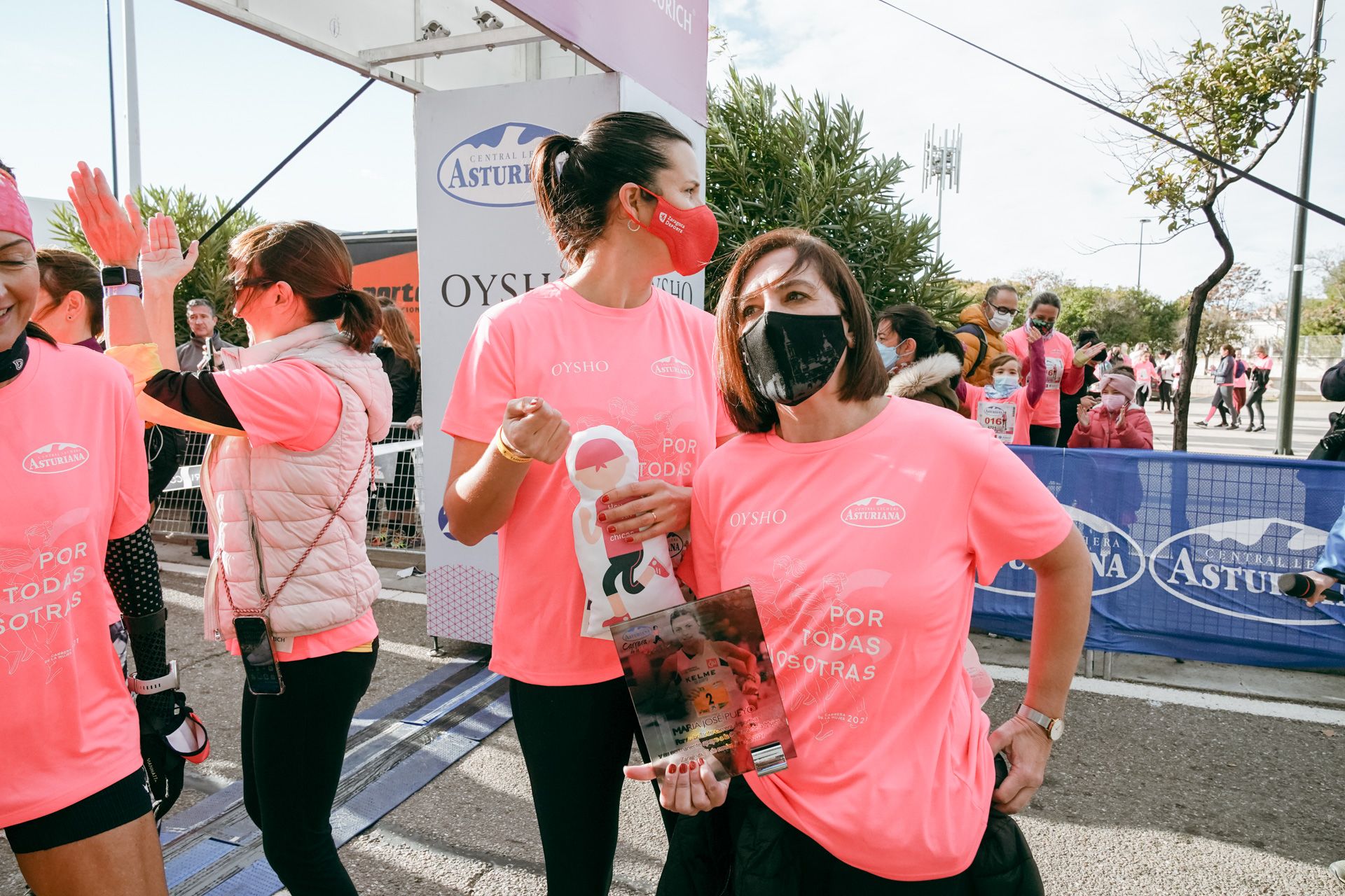 Las mejores fotos de la Carrera de la Mujer Central Lechera Asturiana Zaragoza 2021 (HOMENAJES EN LA SALIDA)
