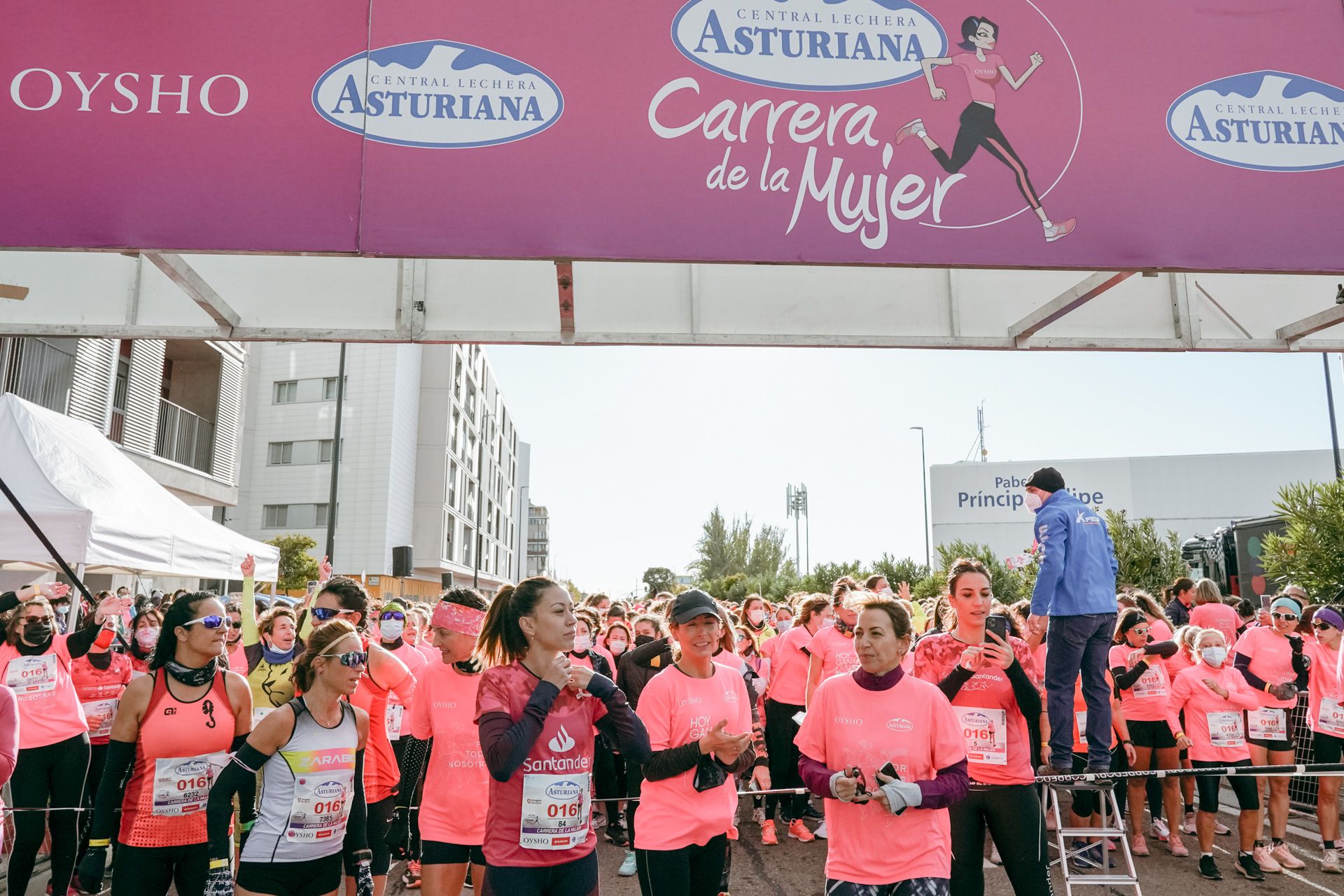 Las mejores fotos de la Carrera de la Mujer Central Lechera Asturiana Zaragoza 2021 (HOMENAJES EN LA SALIDA)