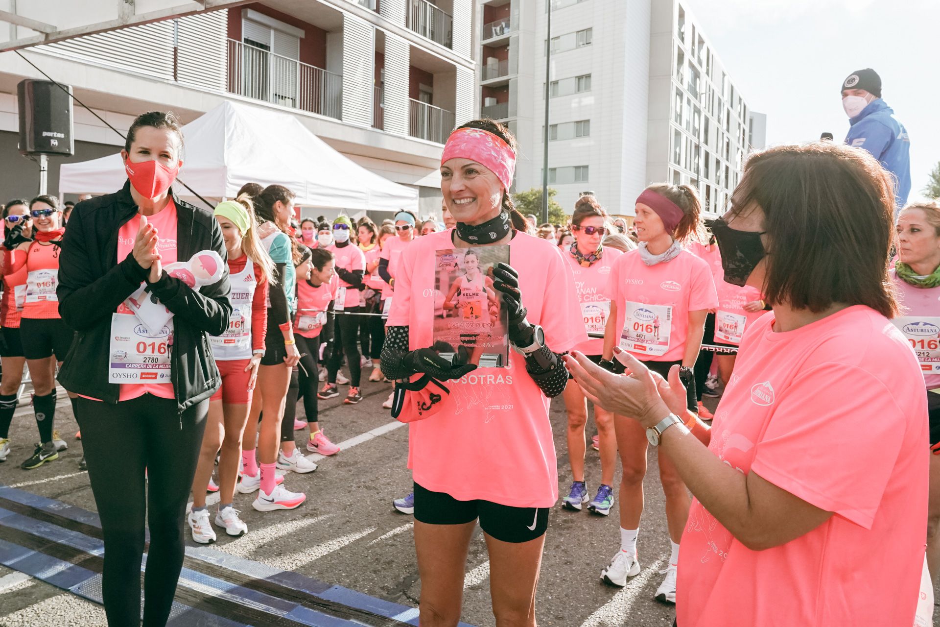 Las mejores fotos de la Carrera de la Mujer Central Lechera Asturiana Zaragoza 2021 (HOMENAJES EN LA SALIDA)