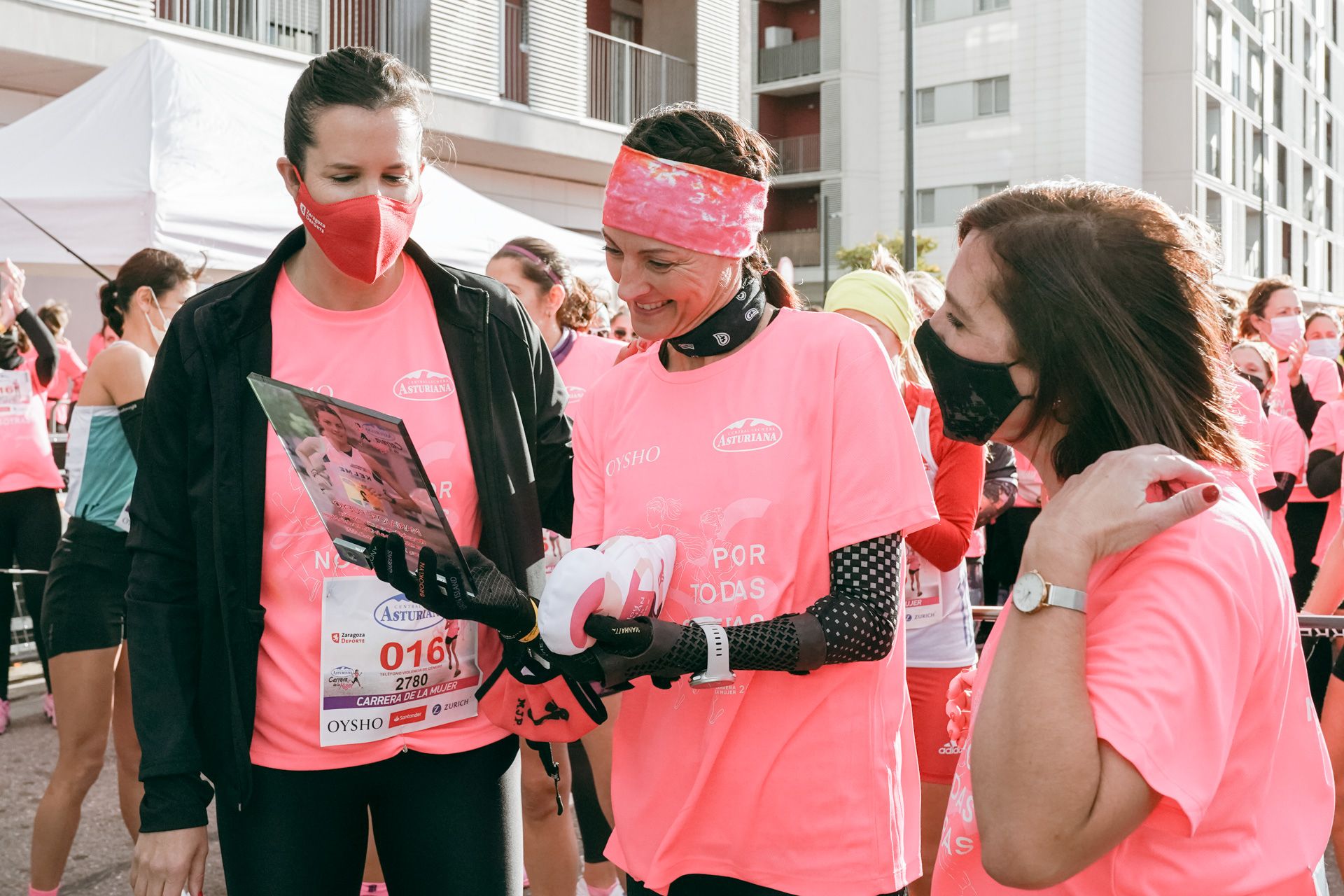 Las mejores fotos de la Carrera de la Mujer Central Lechera Asturiana Zaragoza 2021 (HOMENAJES EN LA SALIDA)