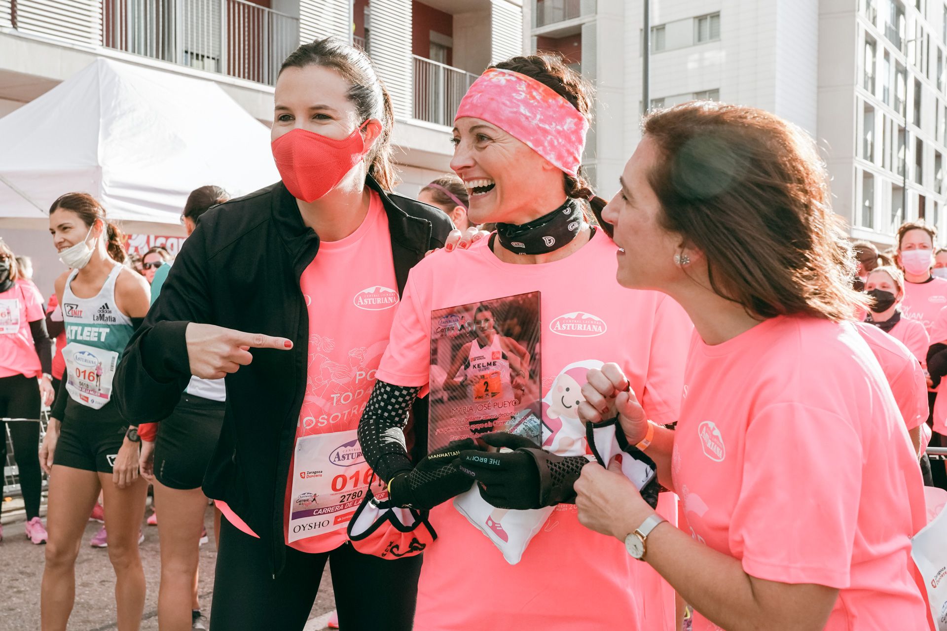 Las mejores fotos de la Carrera de la Mujer Central Lechera Asturiana Zaragoza 2021 (HOMENAJES EN LA SALIDA)