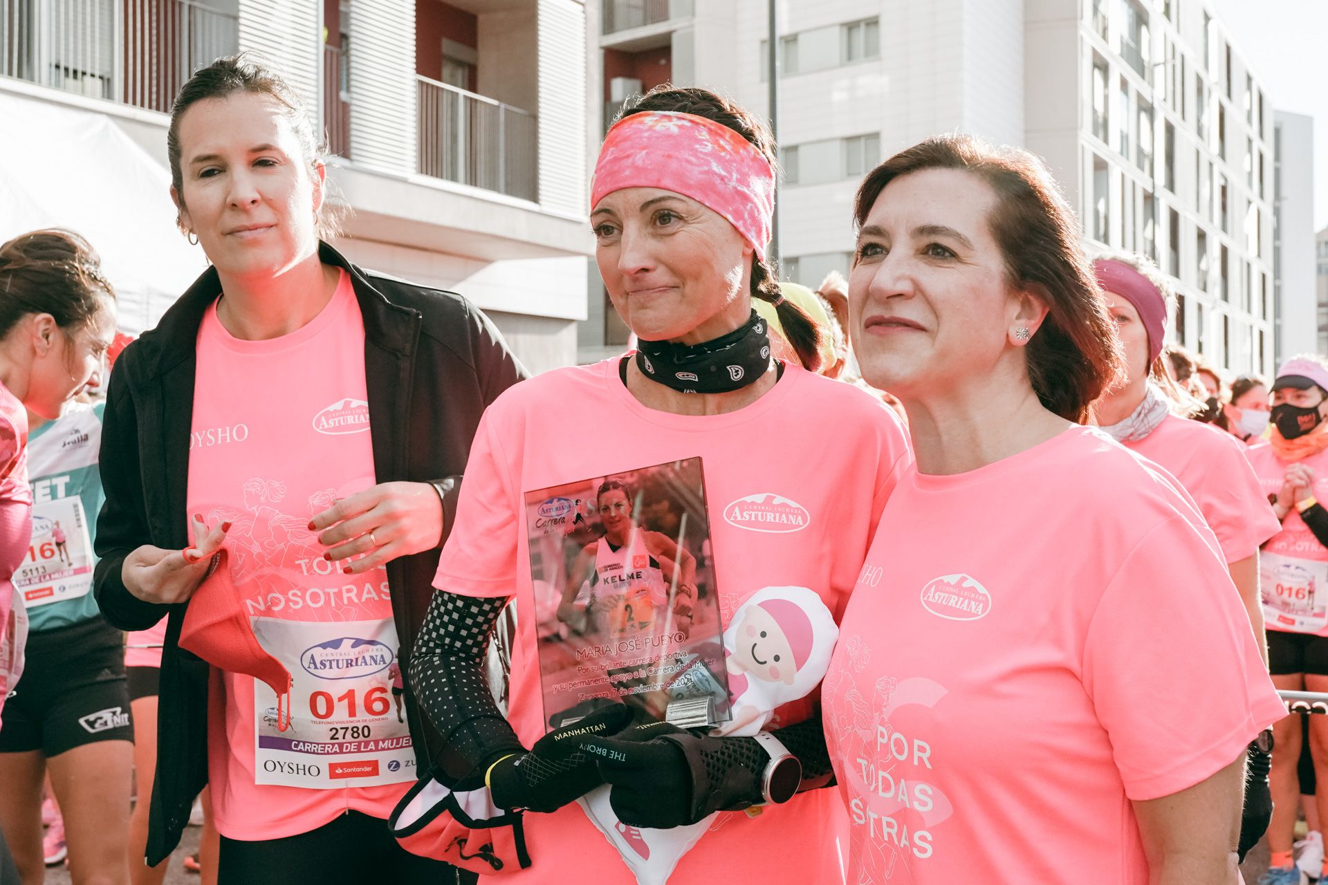 Las mejores fotos de la Carrera de la Mujer Central Lechera Asturiana Zaragoza 2021 (HOMENAJES EN LA SALIDA)