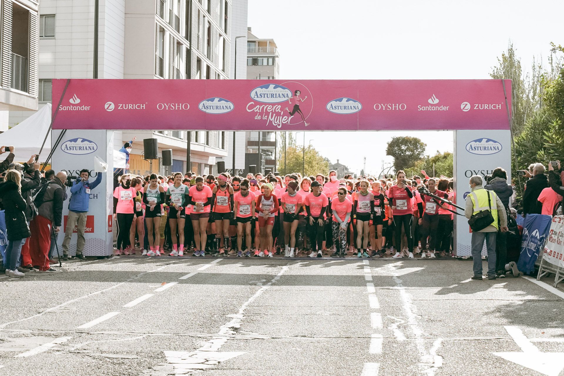 Las mejores fotos de la Carrera de la Mujer Central Lechera Asturiana Zaragoza 2021 (SALIDA)