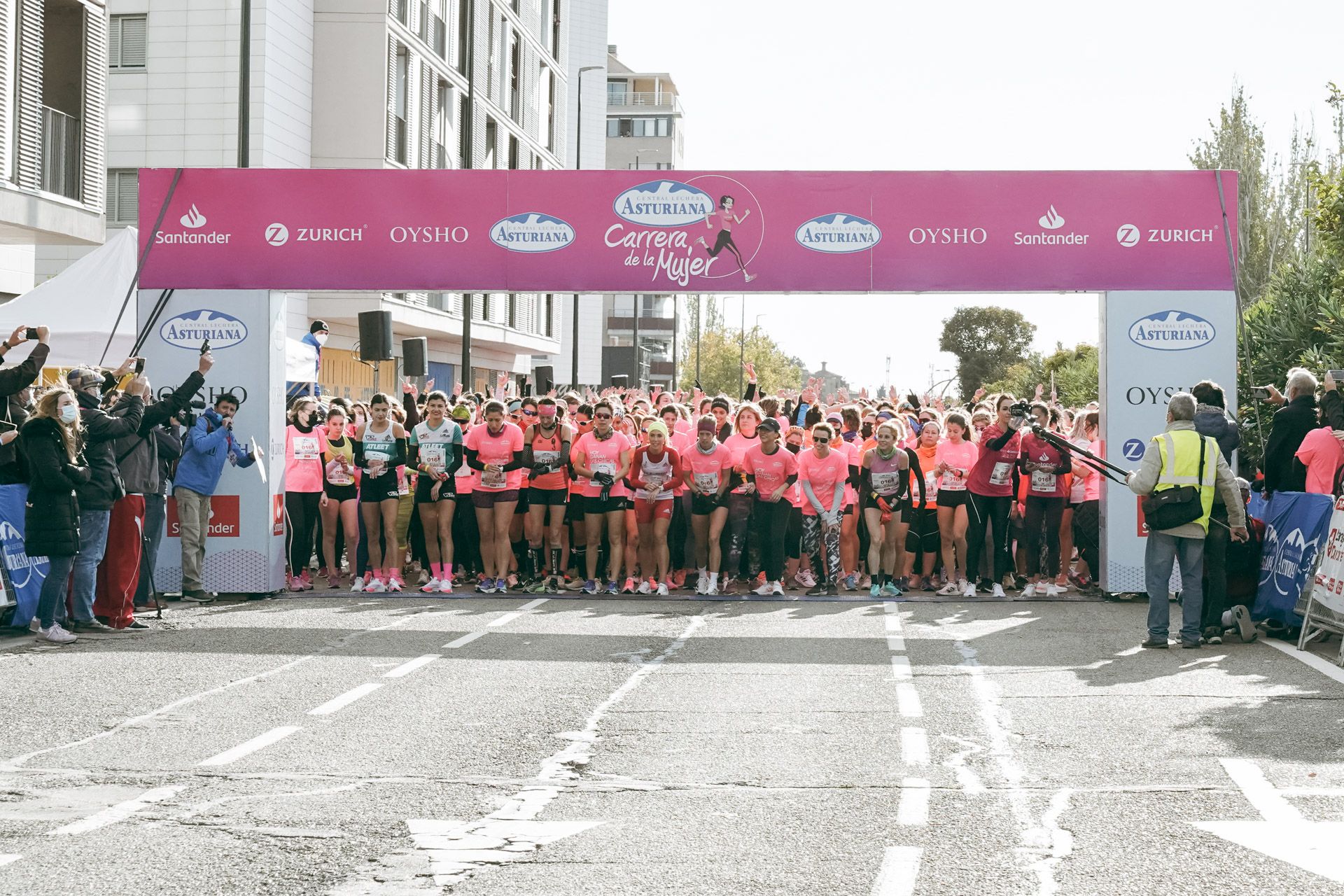 Las mejores fotos de la Carrera de la Mujer Central Lechera Asturiana Zaragoza 2021 (SALIDA)