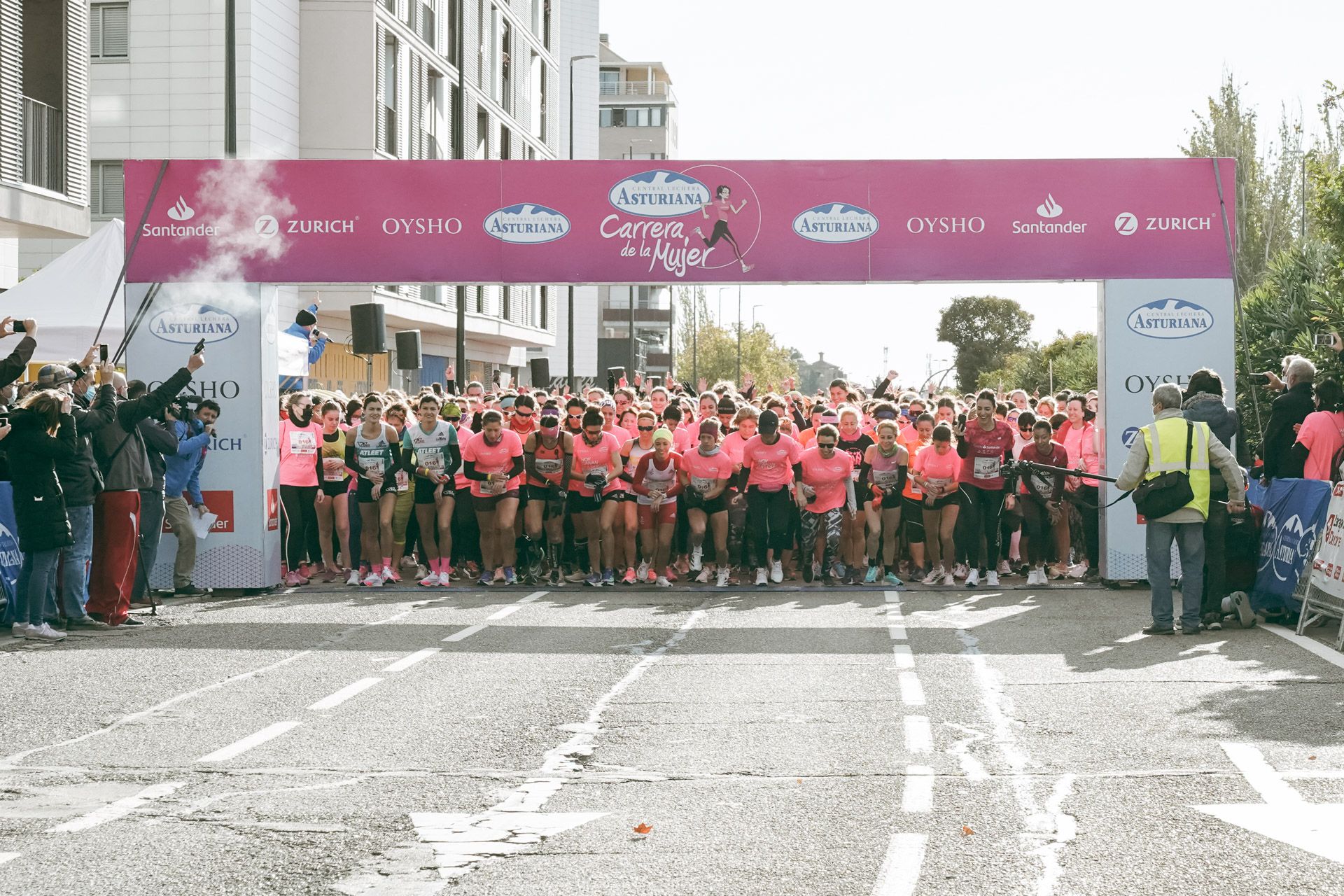 Las mejores fotos de la Carrera de la Mujer Central Lechera Asturiana Zaragoza 2021 (SALIDA)