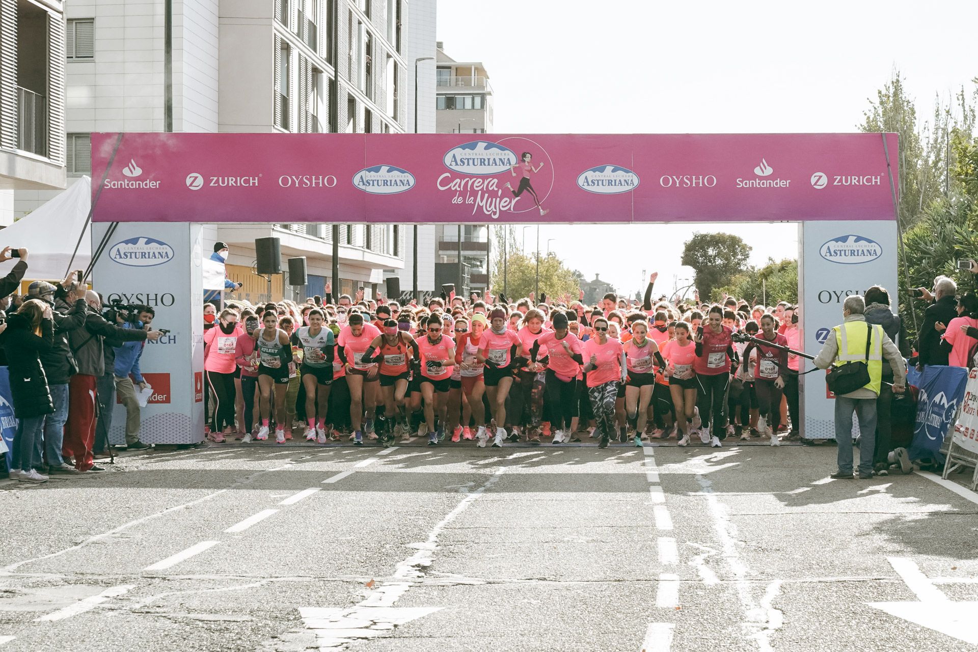 Las mejores fotos de la Carrera de la Mujer Central Lechera Asturiana Zaragoza 2021 (SALIDA)