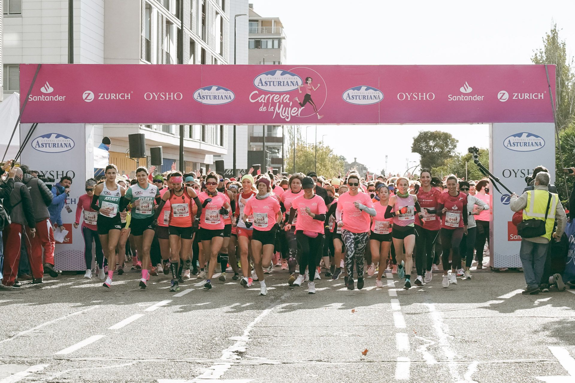 Las mejores fotos de la Carrera de la Mujer Central Lechera Asturiana Zaragoza 2021 (SALIDA)