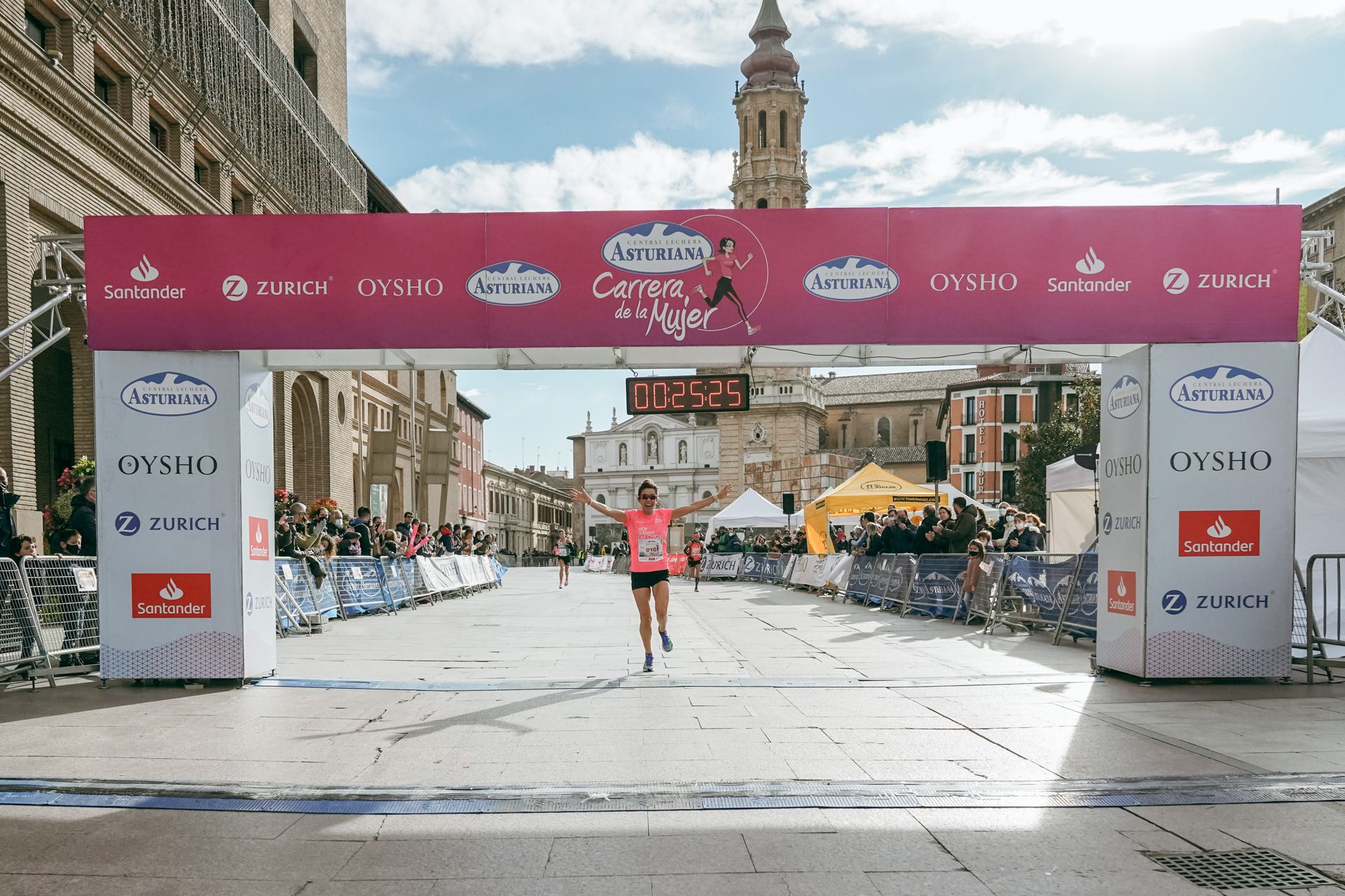 Las mejores fotos de la Carrera de la Mujer Central Lechera Asturiana Zaragoza 2021 (LLEGADAS A META)