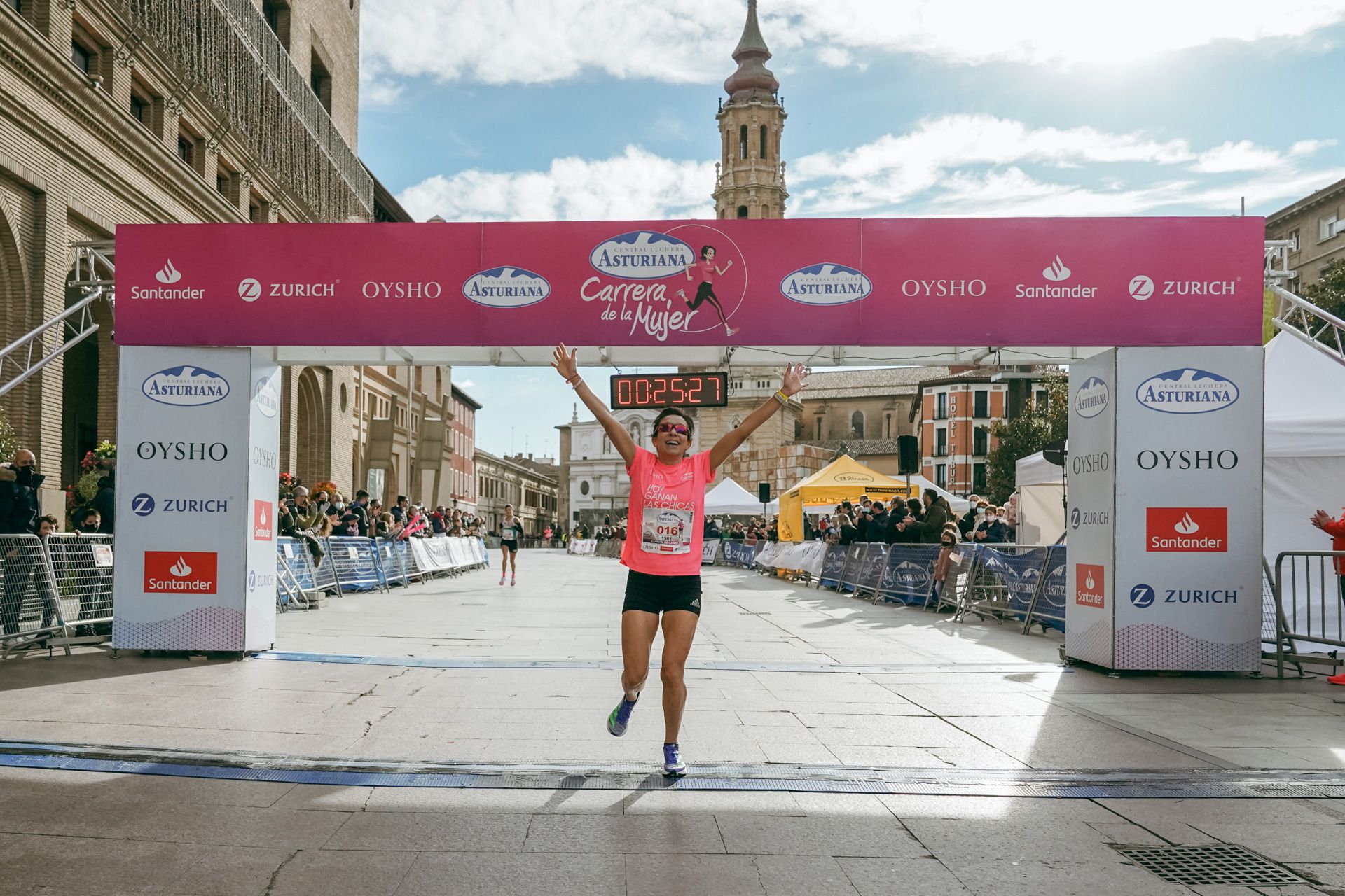 Las mejores fotos de la Carrera de la Mujer Central Lechera Asturiana Zaragoza 2021 (LLEGADAS A META)