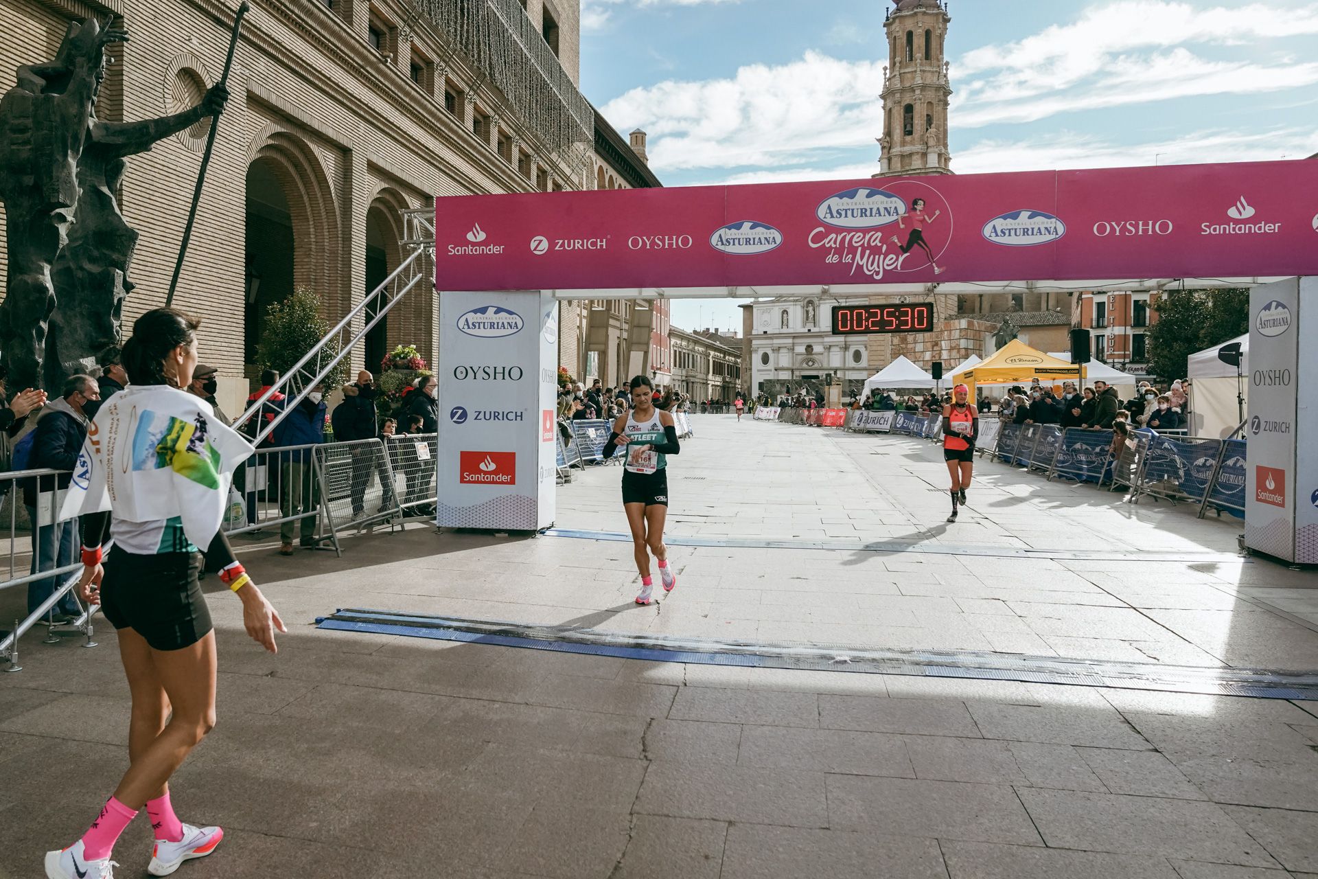 Las mejores fotos de la Carrera de la Mujer Central Lechera Asturiana Zaragoza 2021 (LLEGADAS A META)