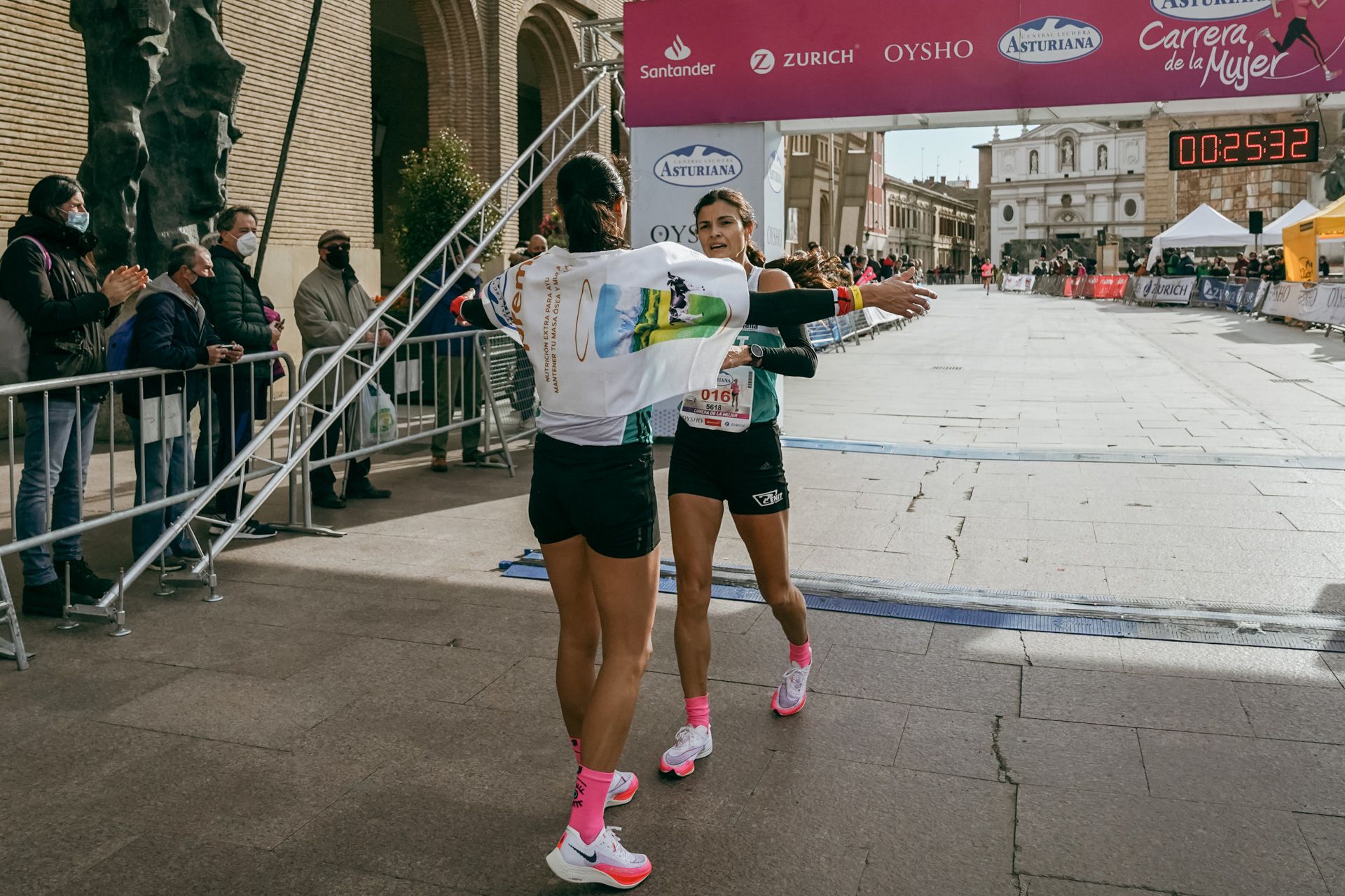 Las mejores fotos de la Carrera de la Mujer Central Lechera Asturiana Zaragoza 2021 (LLEGADAS A META)