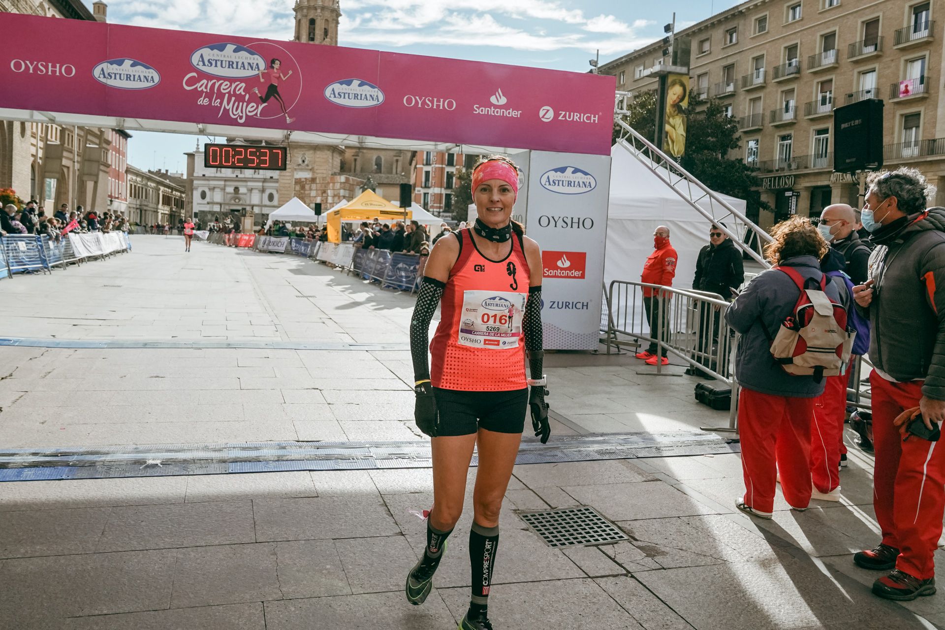 Las mejores fotos de la Carrera de la Mujer Central Lechera Asturiana Zaragoza 2021 (LLEGADAS A META)