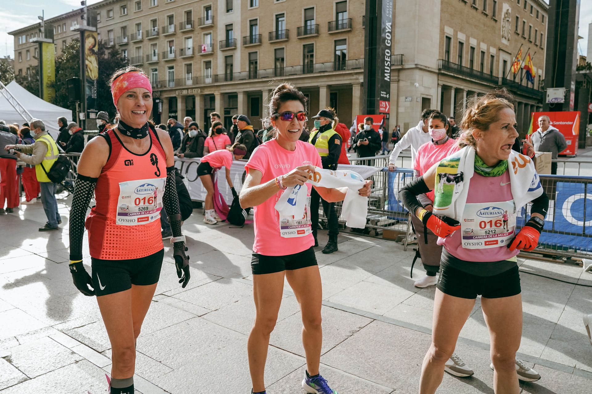 Las mejores fotos de la Carrera de la Mujer Central Lechera Asturiana Zaragoza 2021 (LLEGADAS A META)