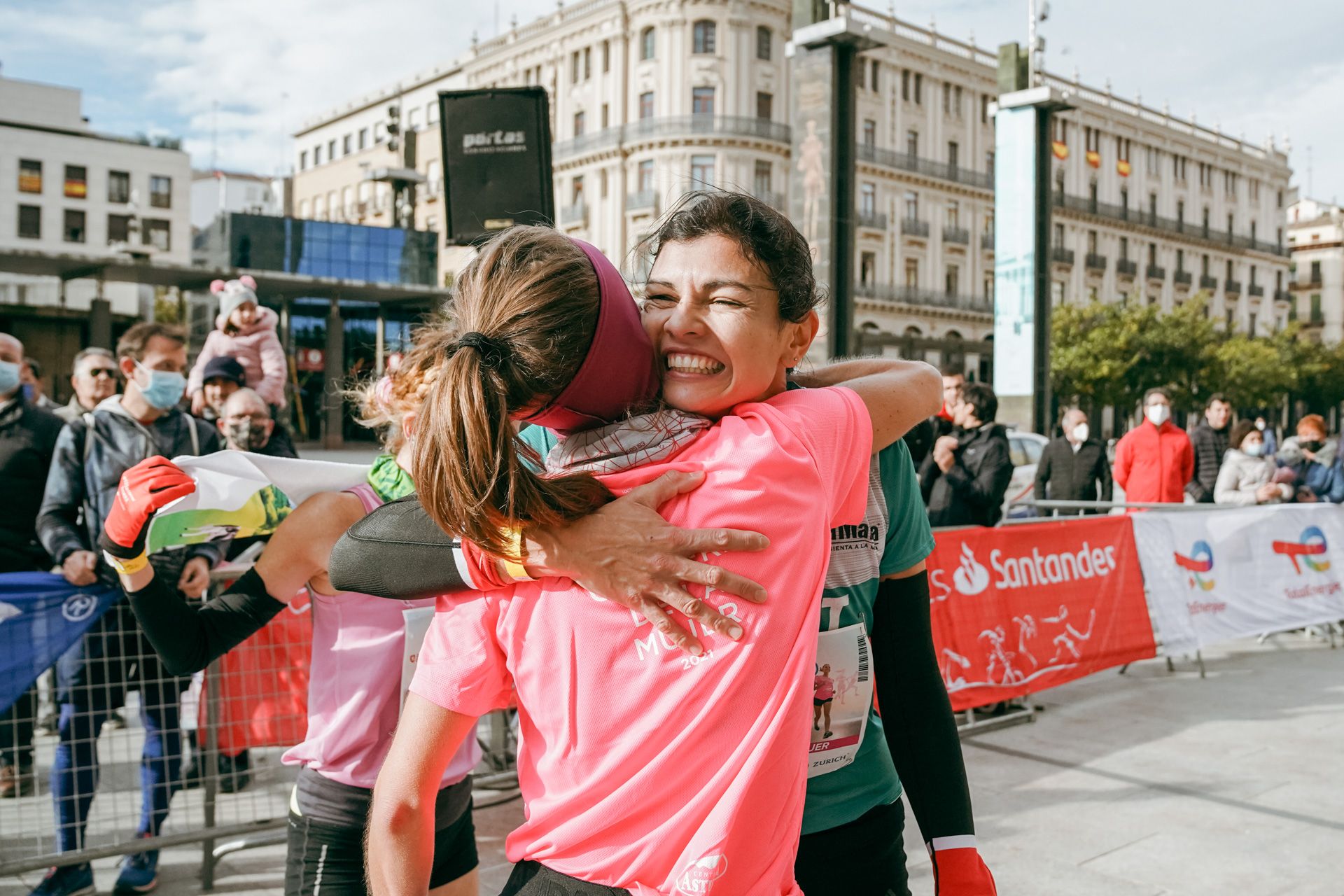 Las mejores fotos de la Carrera de la Mujer Central Lechera Asturiana Zaragoza 2021 (LLEGADAS A META)