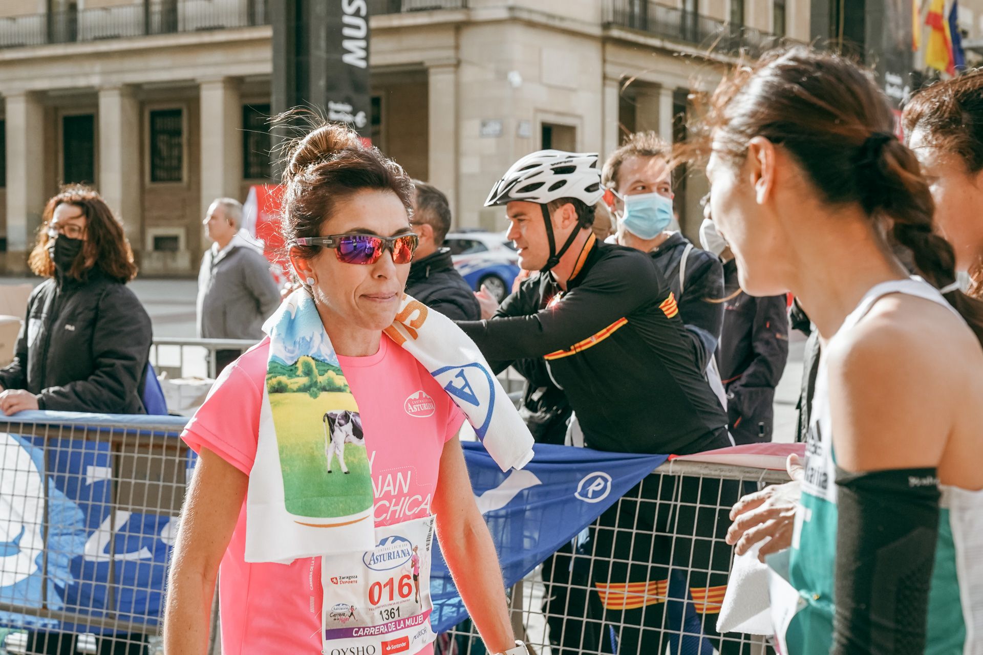Las mejores fotos de la Carrera de la Mujer Central Lechera Asturiana Zaragoza 2021 (LLEGADAS A META)