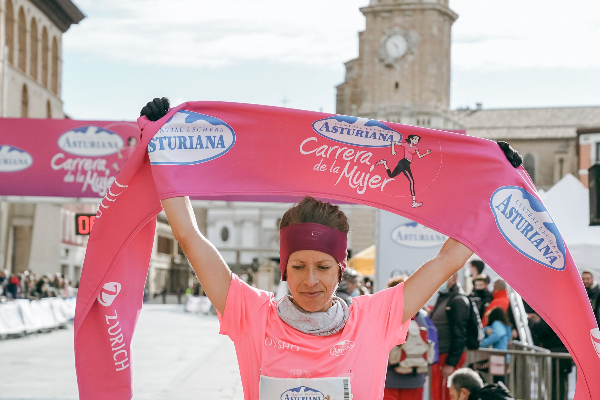 Las mejores fotos de la Carrera de la Mujer Central Lechera Asturiana Zaragoza 2021 (LLEGADAS A META)