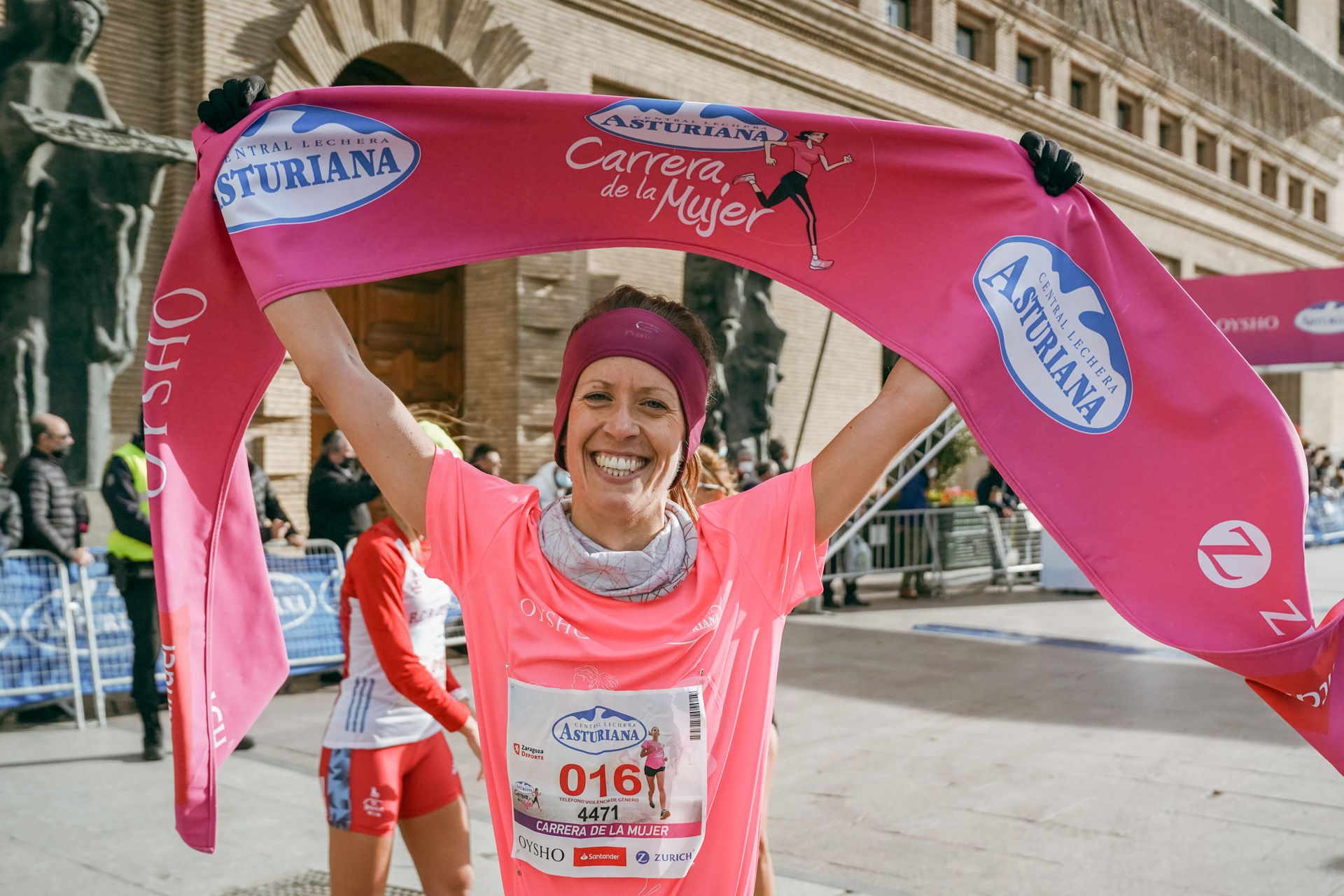 Las mejores fotos de la Carrera de la Mujer Central Lechera Asturiana Zaragoza 2021 (LLEGADAS A META)