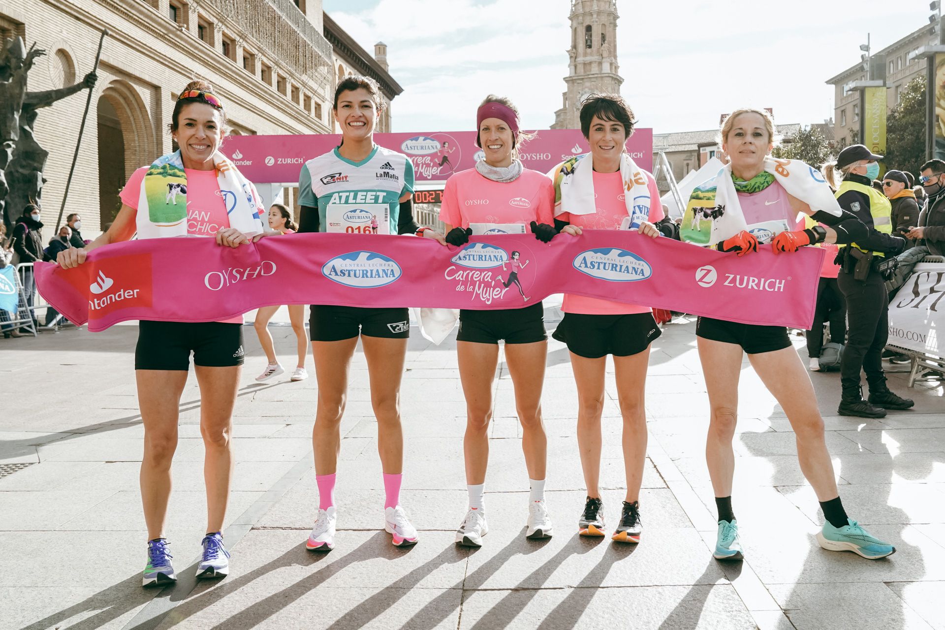 Las mejores fotos de la Carrera de la Mujer Central Lechera Asturiana Zaragoza 2021 (LLEGADAS A META)