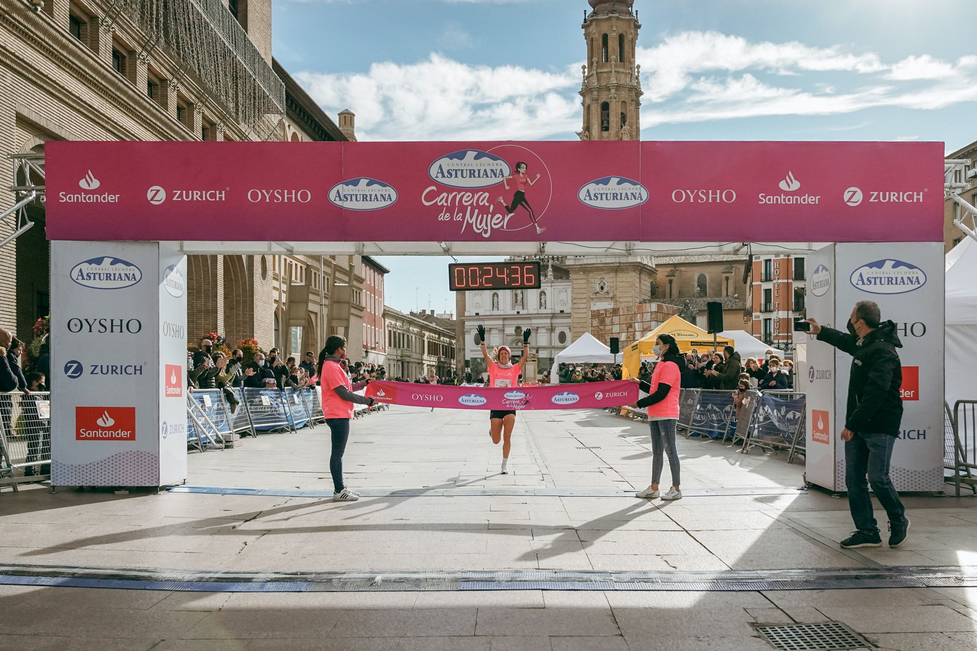 Las mejores fotos de la Carrera de la Mujer Central Lechera Asturiana Zaragoza 2021 (LLEGADAS A META)