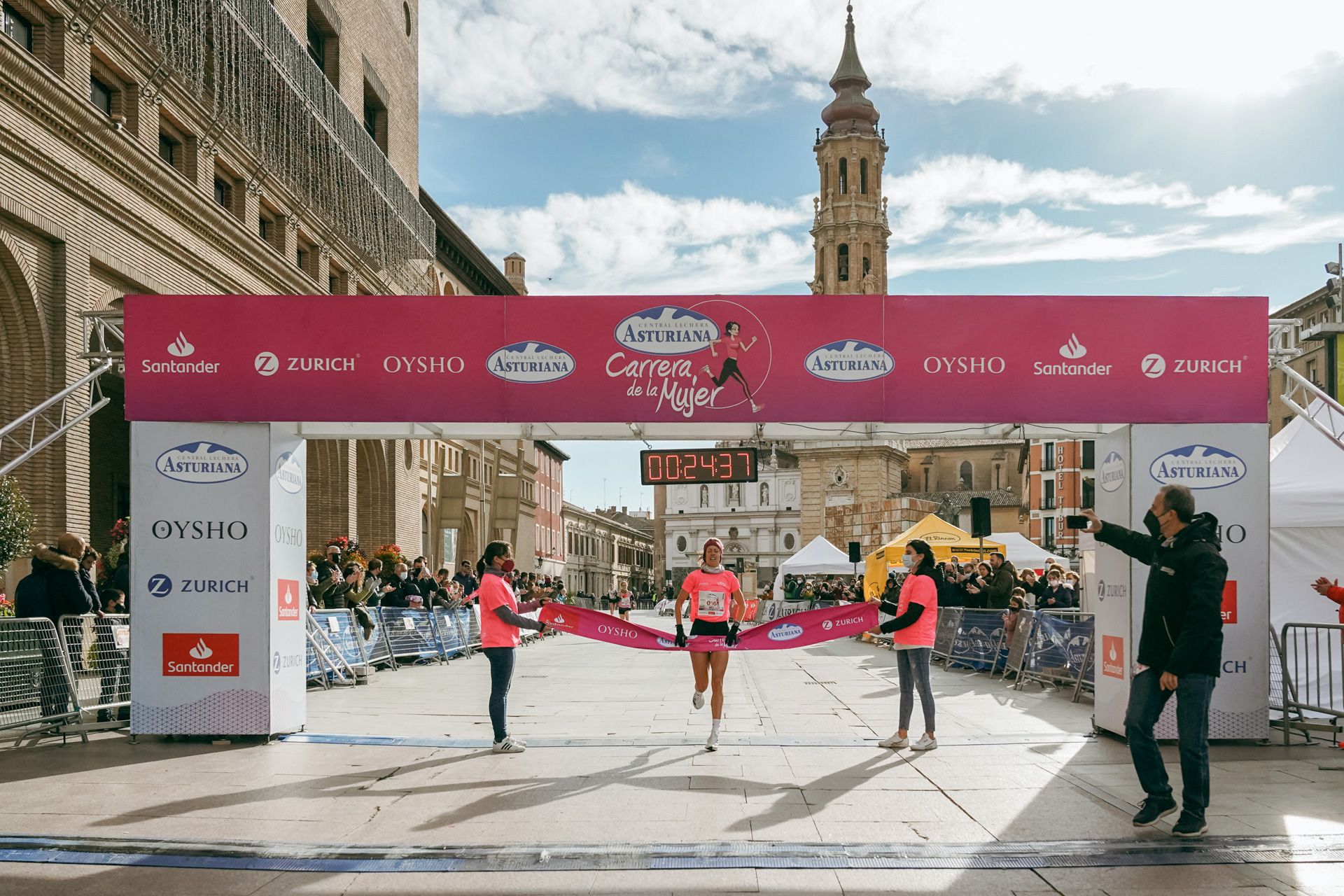 Las mejores fotos de la Carrera de la Mujer Central Lechera Asturiana Zaragoza 2021 (LLEGADAS A META)