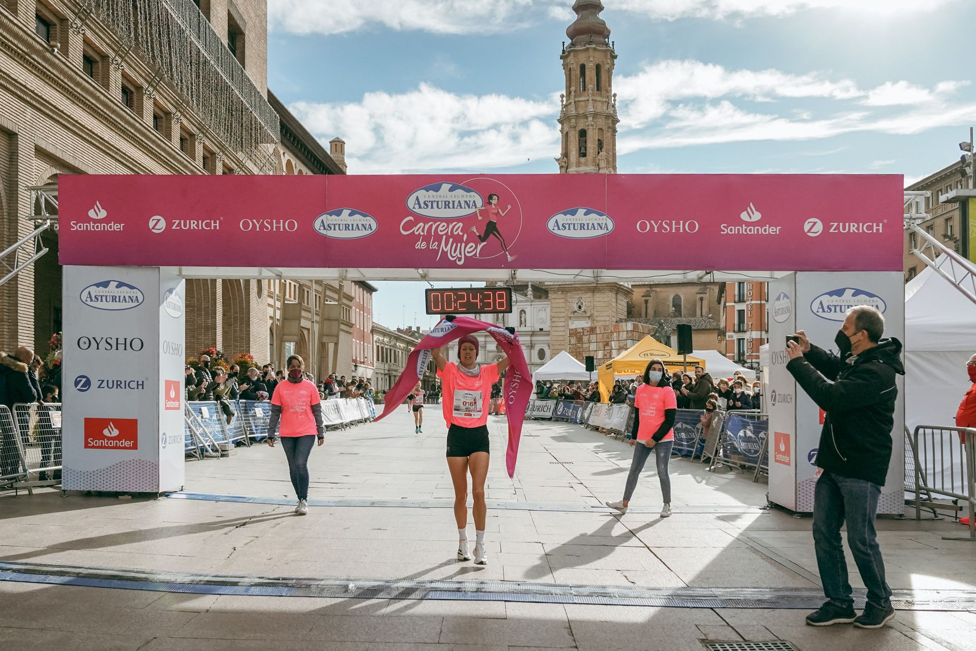 Las mejores fotos de la Carrera de la Mujer Central Lechera Asturiana Zaragoza 2021 (LLEGADAS A META)