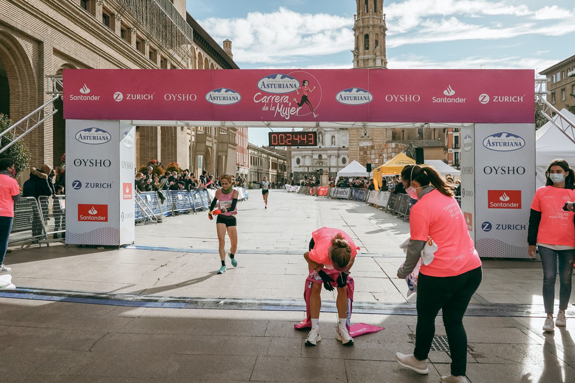 Las mejores fotos de la Carrera de la Mujer Central Lechera Asturiana Zaragoza 2021 (LLEGADAS A META)