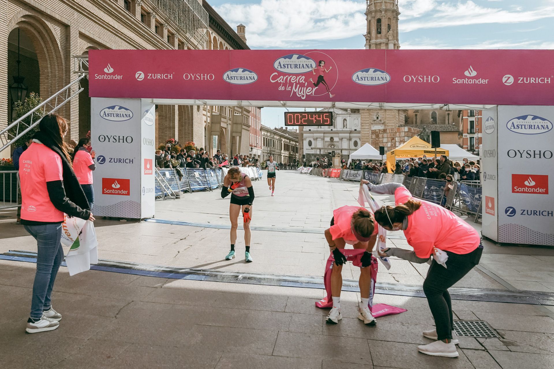 Las mejores fotos de la Carrera de la Mujer Central Lechera Asturiana Zaragoza 2021 (LLEGADAS A META)