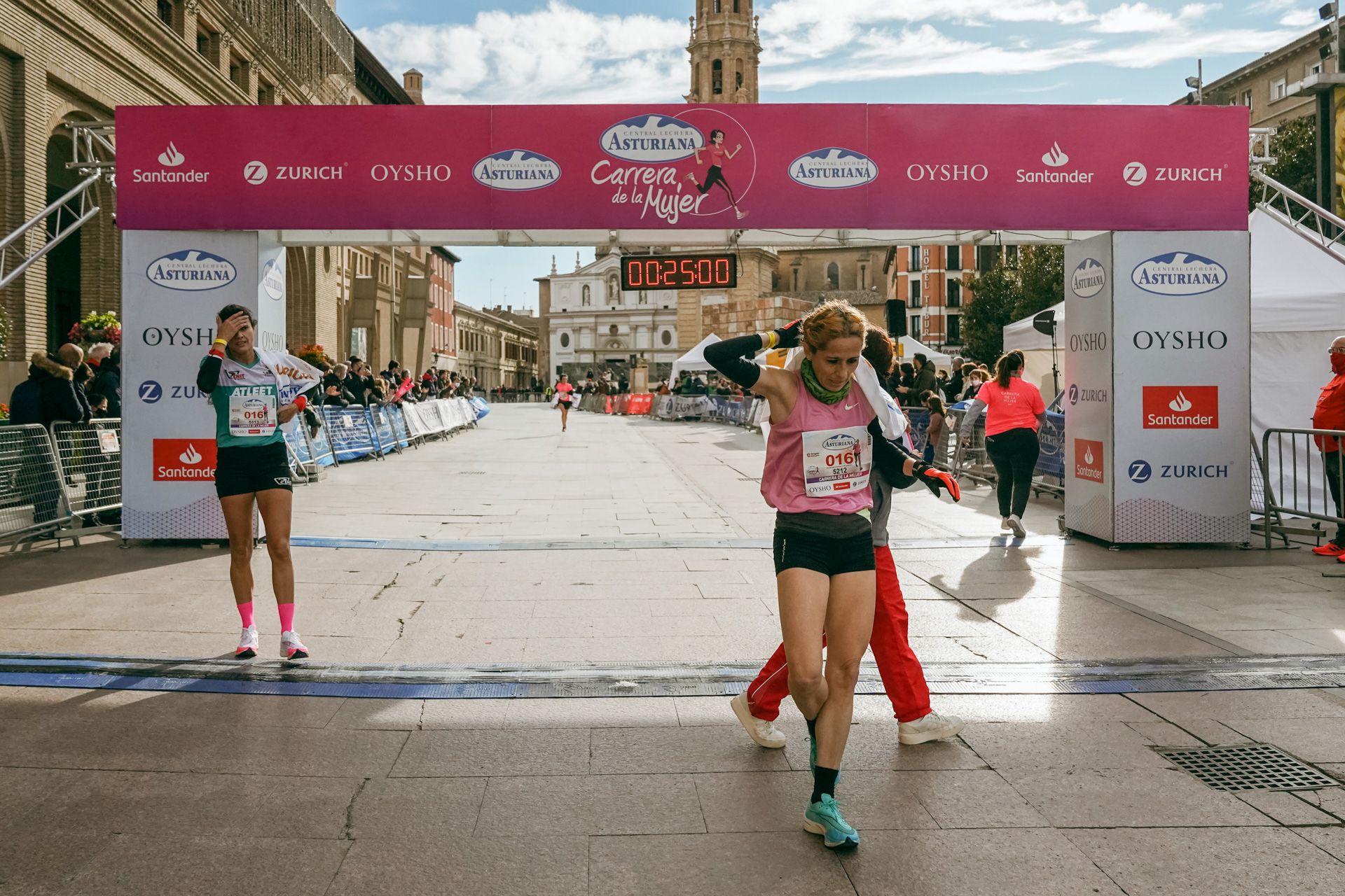 Las mejores fotos de la Carrera de la Mujer Central Lechera Asturiana Zaragoza 2021 (LLEGADAS A META)
