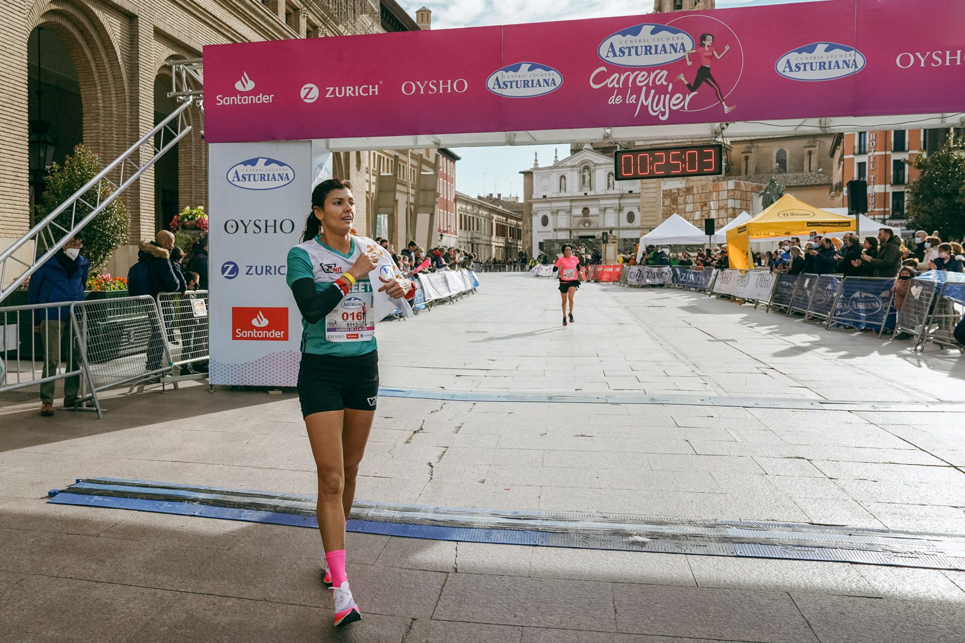 Las mejores fotos de la Carrera de la Mujer Central Lechera Asturiana Zaragoza 2021 (LLEGADAS A META)