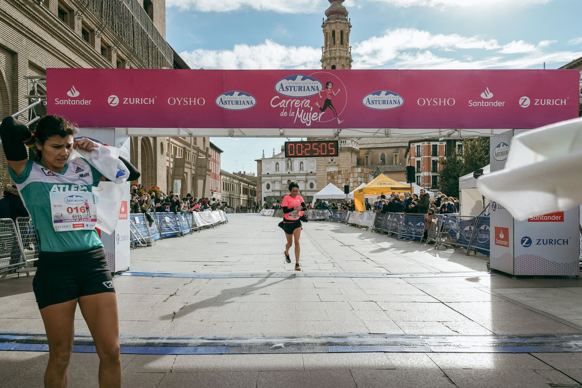 Las mejores fotos de la Carrera de la Mujer Central Lechera Asturiana Zaragoza 2021 (LLEGADAS A META)