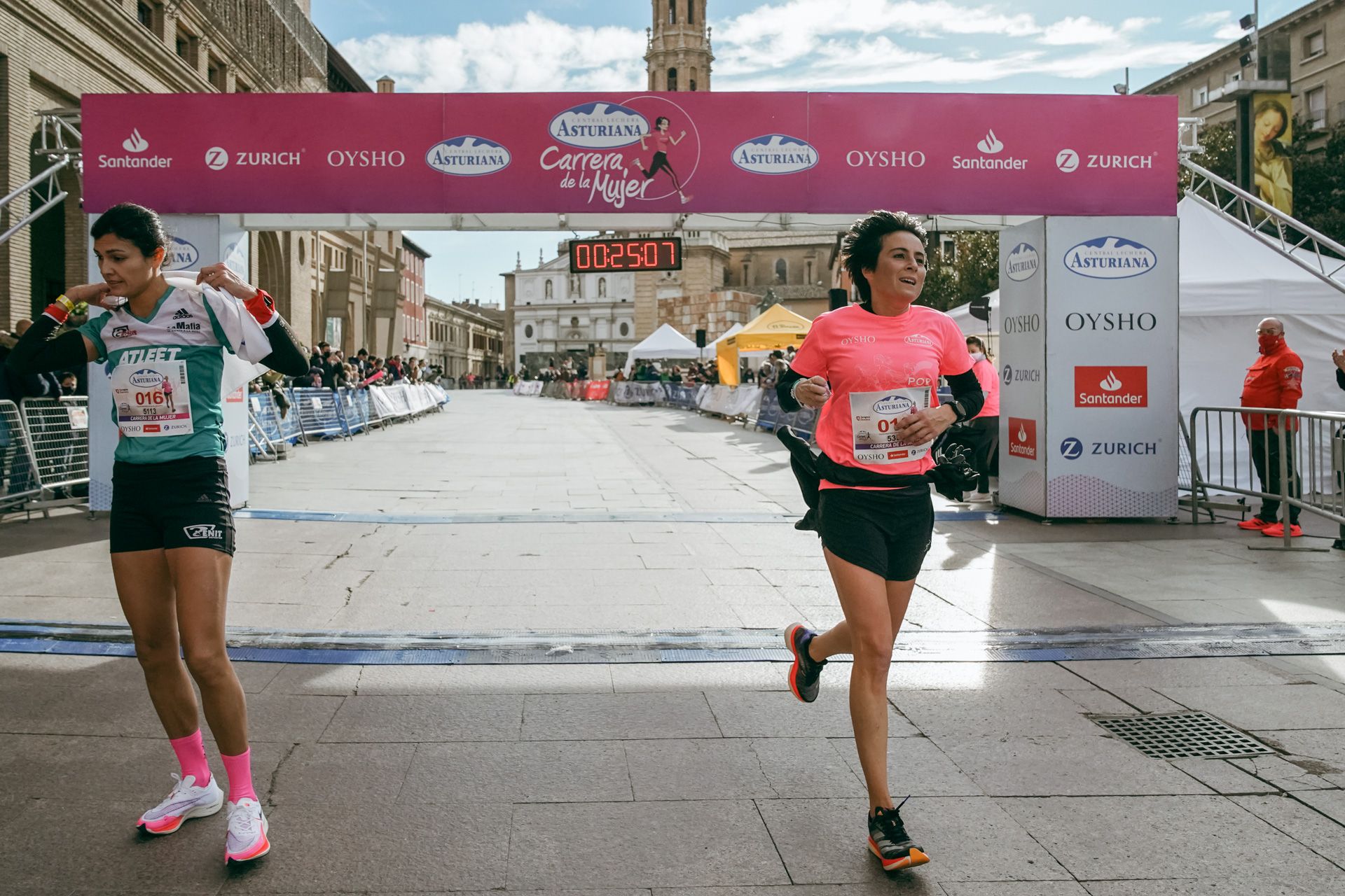 Las mejores fotos de la Carrera de la Mujer Central Lechera Asturiana Zaragoza 2021 (LLEGADAS A META)