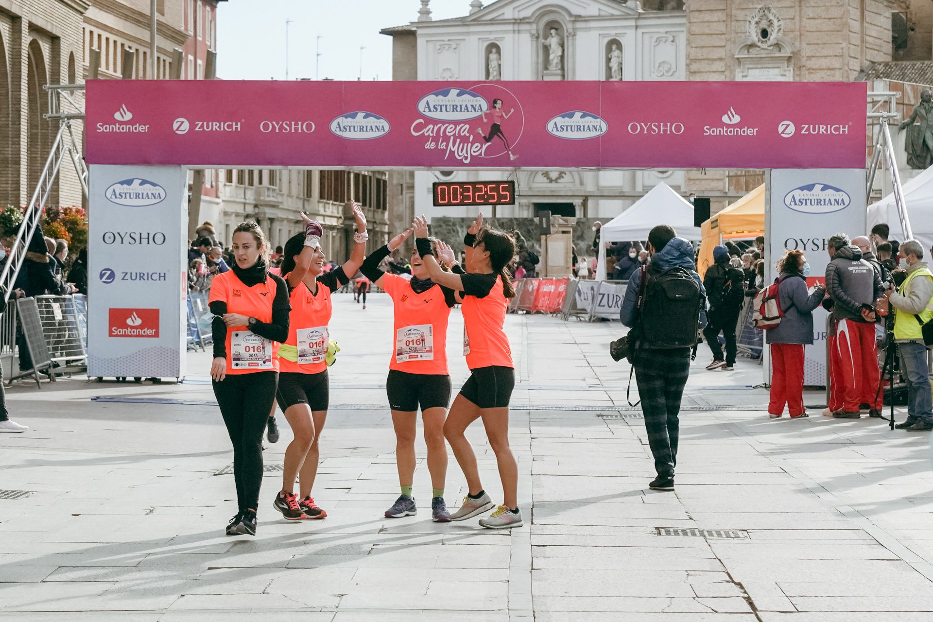 Las mejores fotos de la Carrera de la Mujer Central Lechera Asturiana Zaragoza 2021 (AMBIENTE DE META)