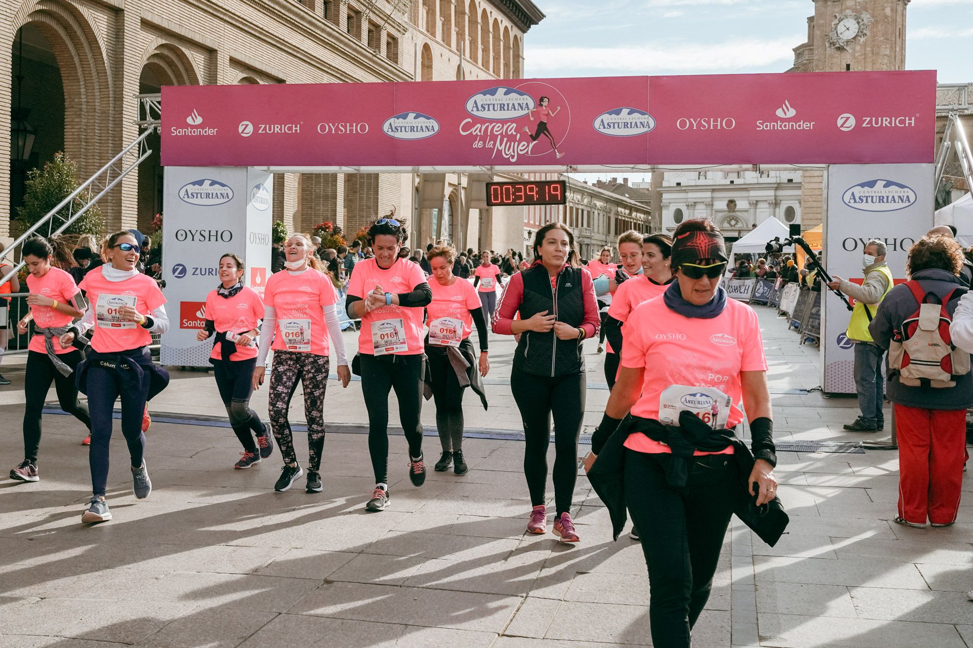 Las mejores fotos de la Carrera de la Mujer Central Lechera Asturiana Zaragoza 2021 (AMBIENTE DE META)