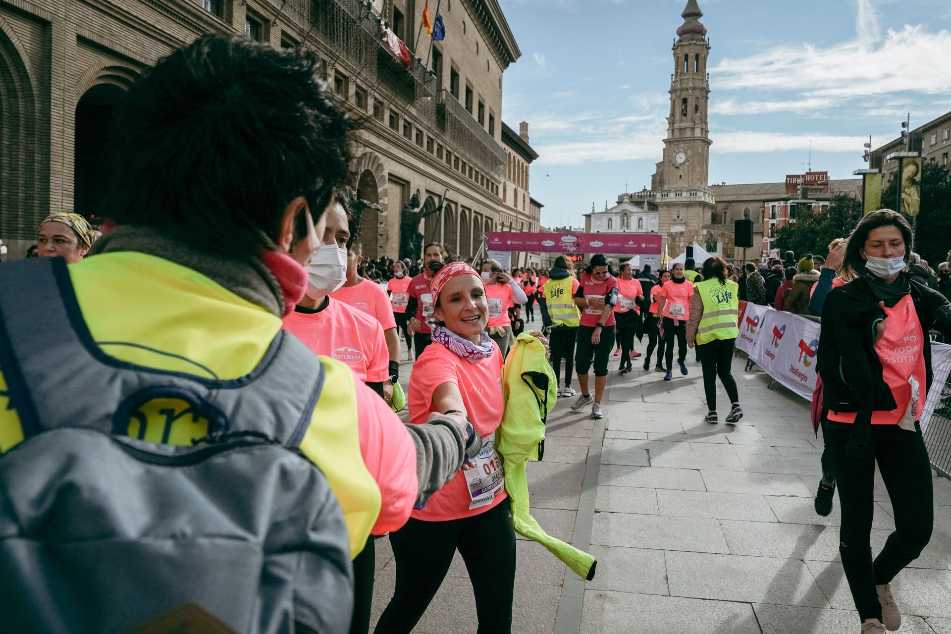 Las mejores fotos de la Carrera de la Mujer Central Lechera Asturiana Zaragoza 2021 (AMBIENTE DE META)